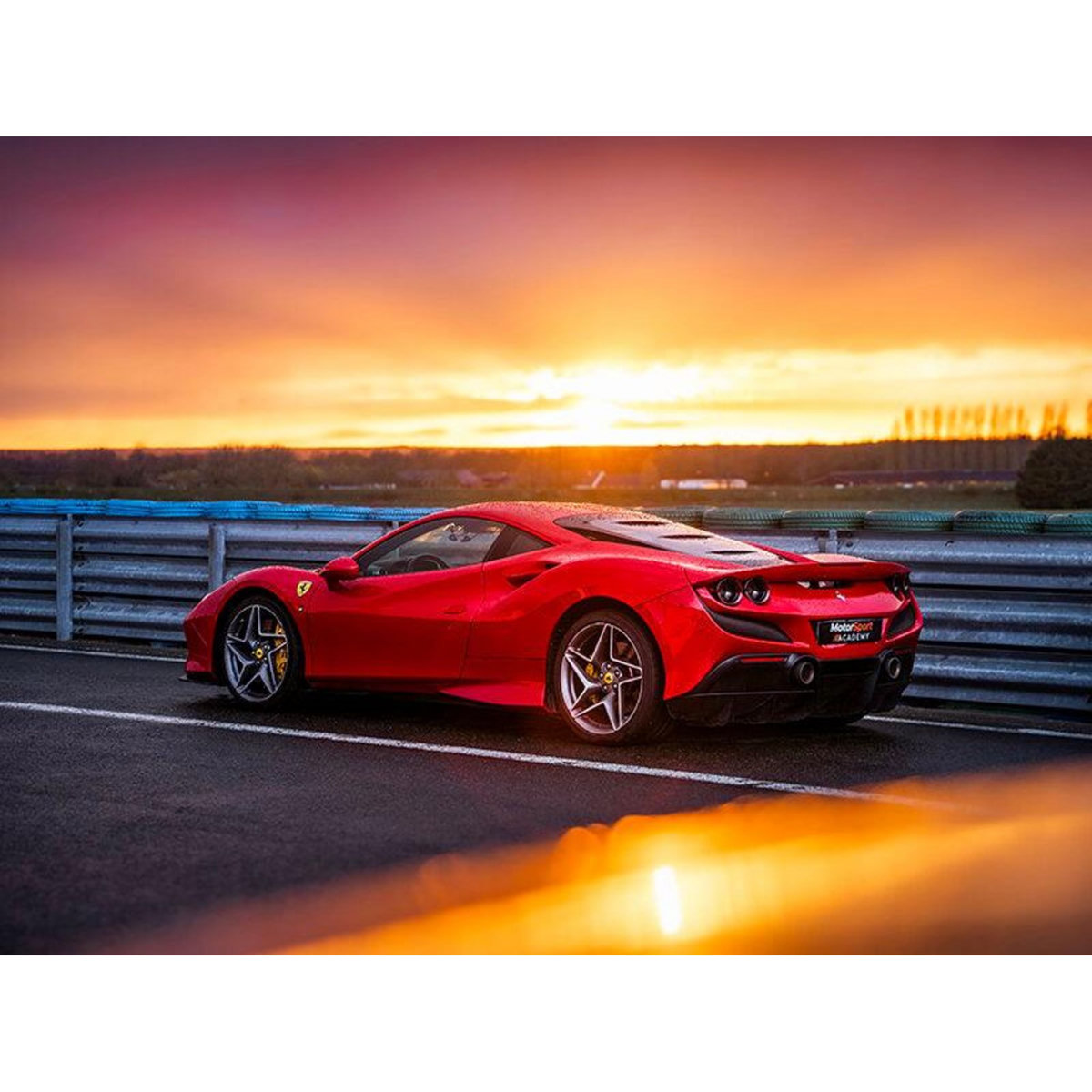 Smartbox Stage de pilotage : 2 tours sur le circuit de Fay de Bretagne en Ferrari F8 - Coffret Cadeau Sport & Aventure