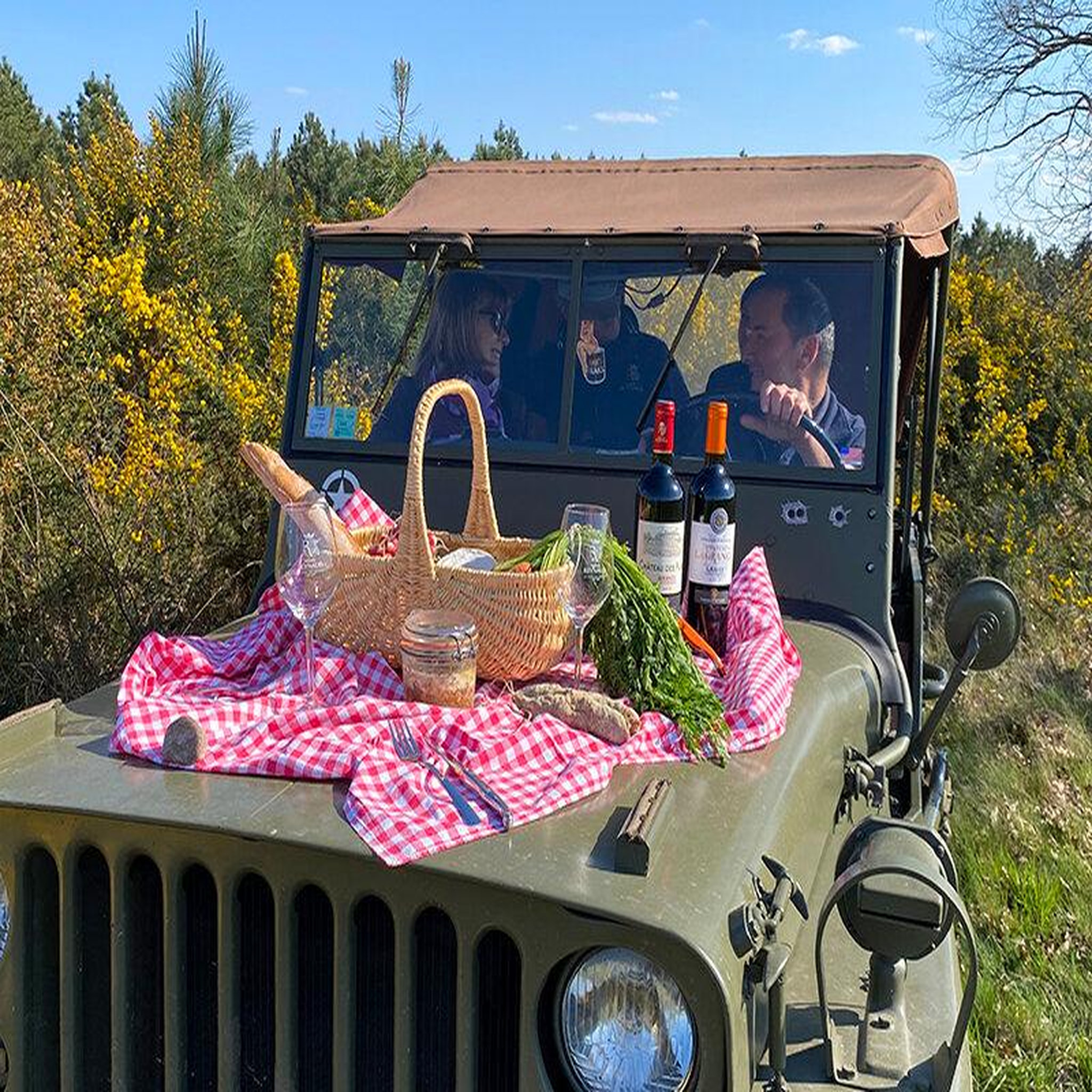 Voir la diapositive 3 : Smartbox Visite d'un vignoble bordelais en jeep ou en méhari avec pique-nique sur le domaine - coffret cadeau gastronomie