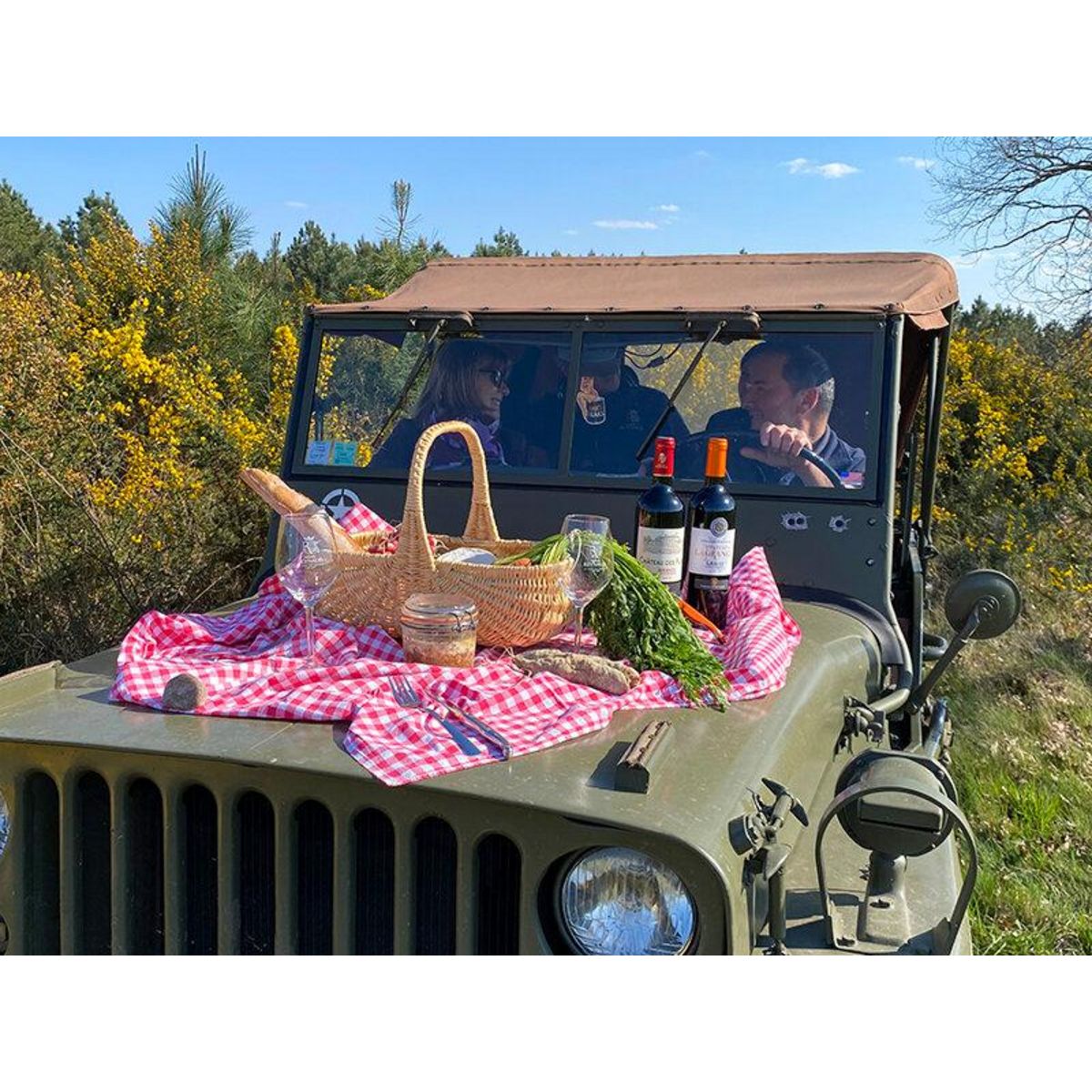 Smartbox Visite d'un vignoble bordelais en Jeep ou en Méhari avec pique-nique sur le domaine - Coffret Cadeau Gastronomie
