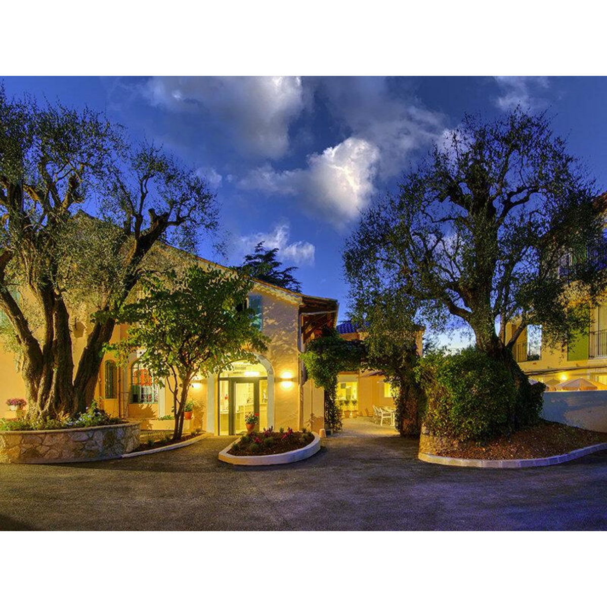 Smartbox 2 jours en suite en hôtel 4* avec champagne, modelage et accès à l'espace bien-être à Cannes - Coffret Cadeau Séjour