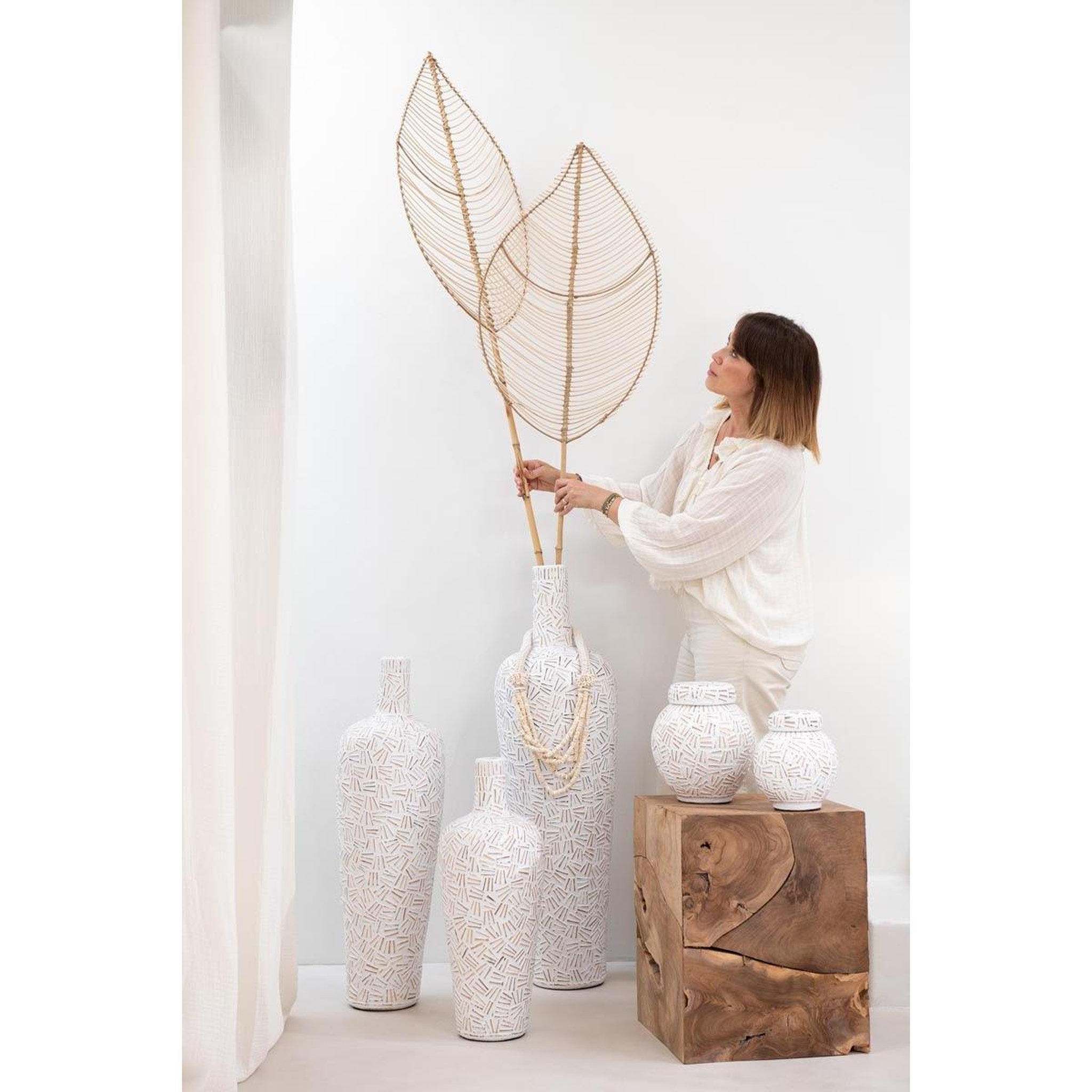 Voir la diapositive 5 : J-LINE Vase déco en ciment  lauwra  100cm blanc