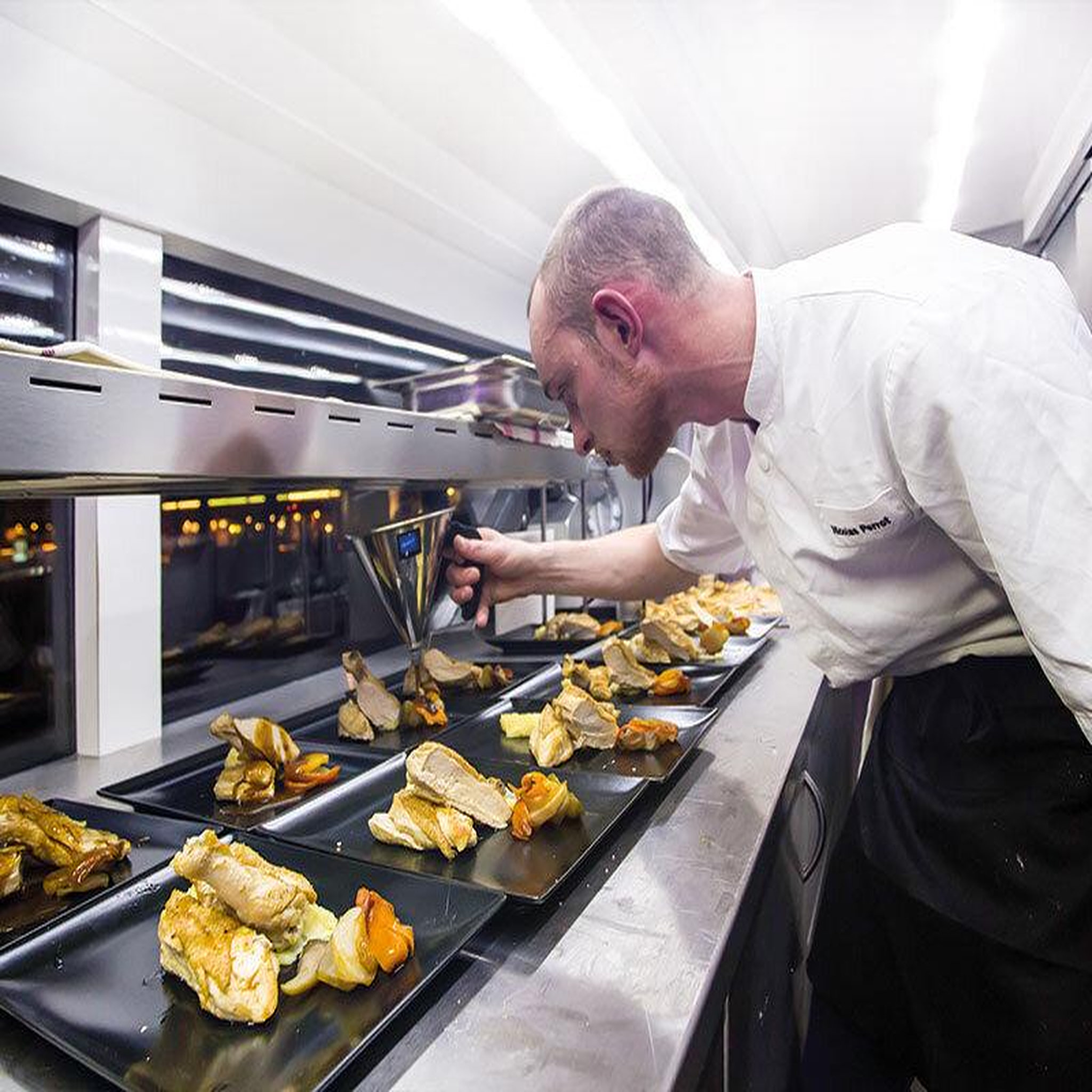 Voir la diapositive 4 : Smartbox Dîner insolite 3 plats avec visite de paris dans le bus à impériale le saint-germain 1920 - coffret cadeau gastronomie