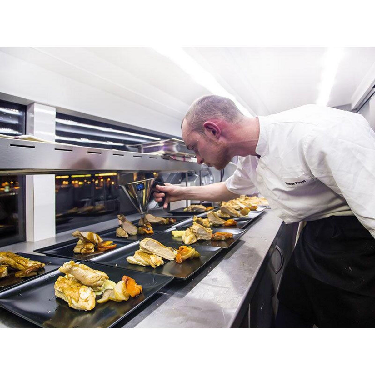 Smartbox Dîner insolite 3 plats avec visite de Paris dans le bus à impériale Le Saint-Germain 1920 - Coffret Cadeau Gastronomie