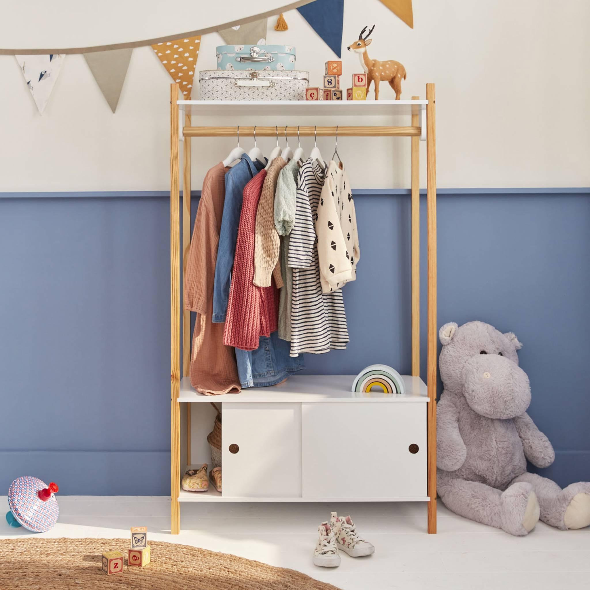 Voir la diapositive 2 : SWEEEK Penderie pour enfants - TOBIAS - deux portes coulissantes et portant bois massif en pin naturel blanc.  80X40X136.5CM