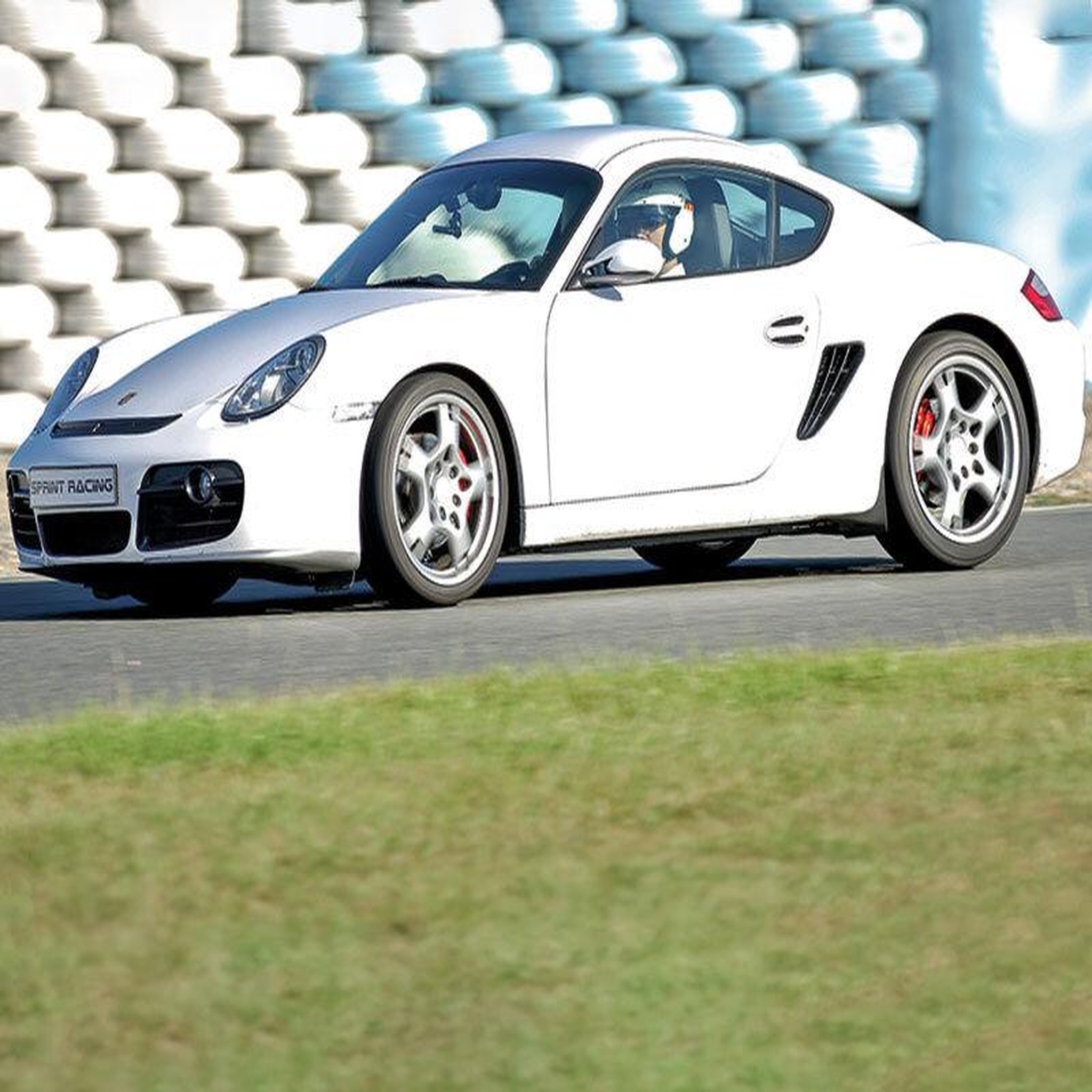 Voir la diapositive 2 : Smartbox Stage de pilotage : 5 tours sur le circuit de magny-cours en porsche cayman - coffret cadeau sport & aventure