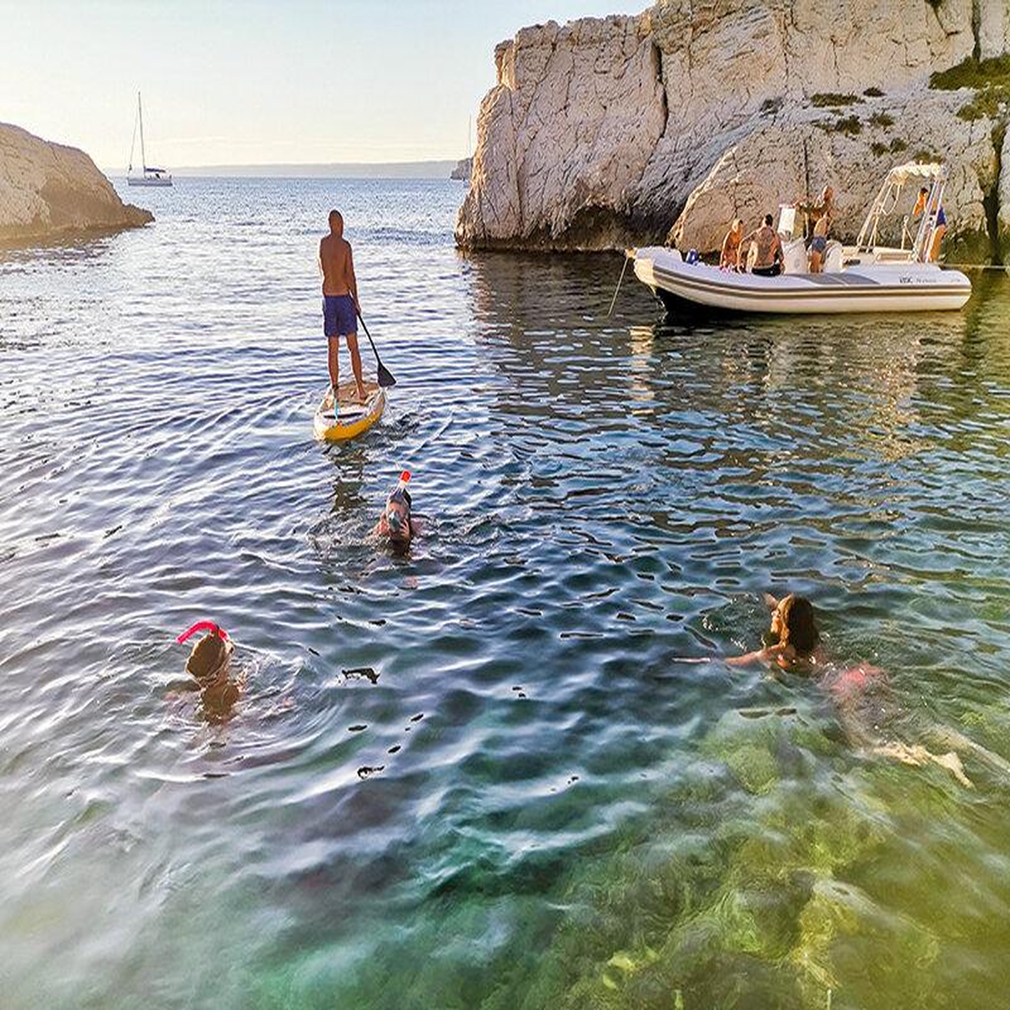 Voir la diapositive 3 : Smartbox Excursion de rêve en bateau dans l'archipel du frioul en famille - coffret cadeau sport & aventure