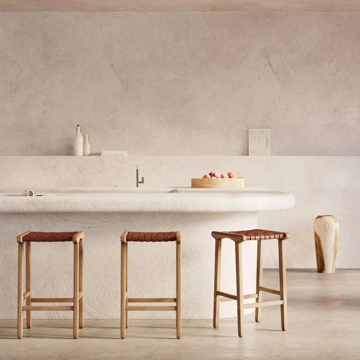 Rendez vous déco Tabouret pour îlot central 68 cm en teck et cuir tressé marron - Kuna