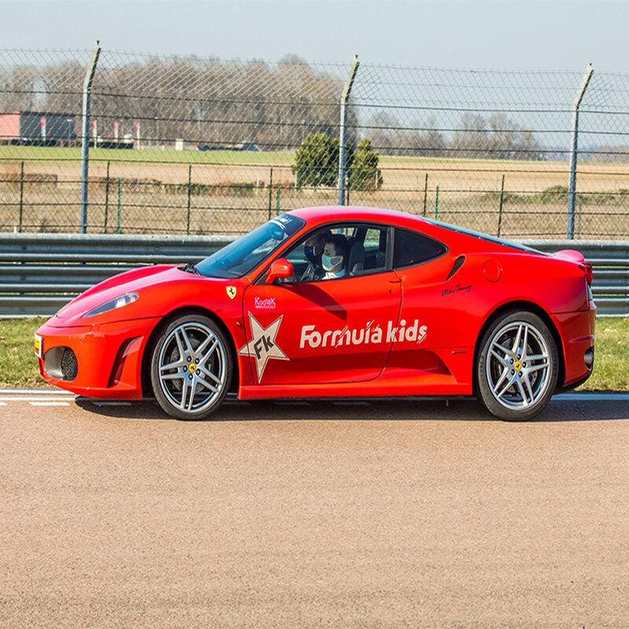 Voir la diapositive 3 : Smartbox Stage pilotage enfant : 8 ou 10 tours de circuit au volant d'une Ferrari F430 - Coffret Cadeau Sport & Aventure