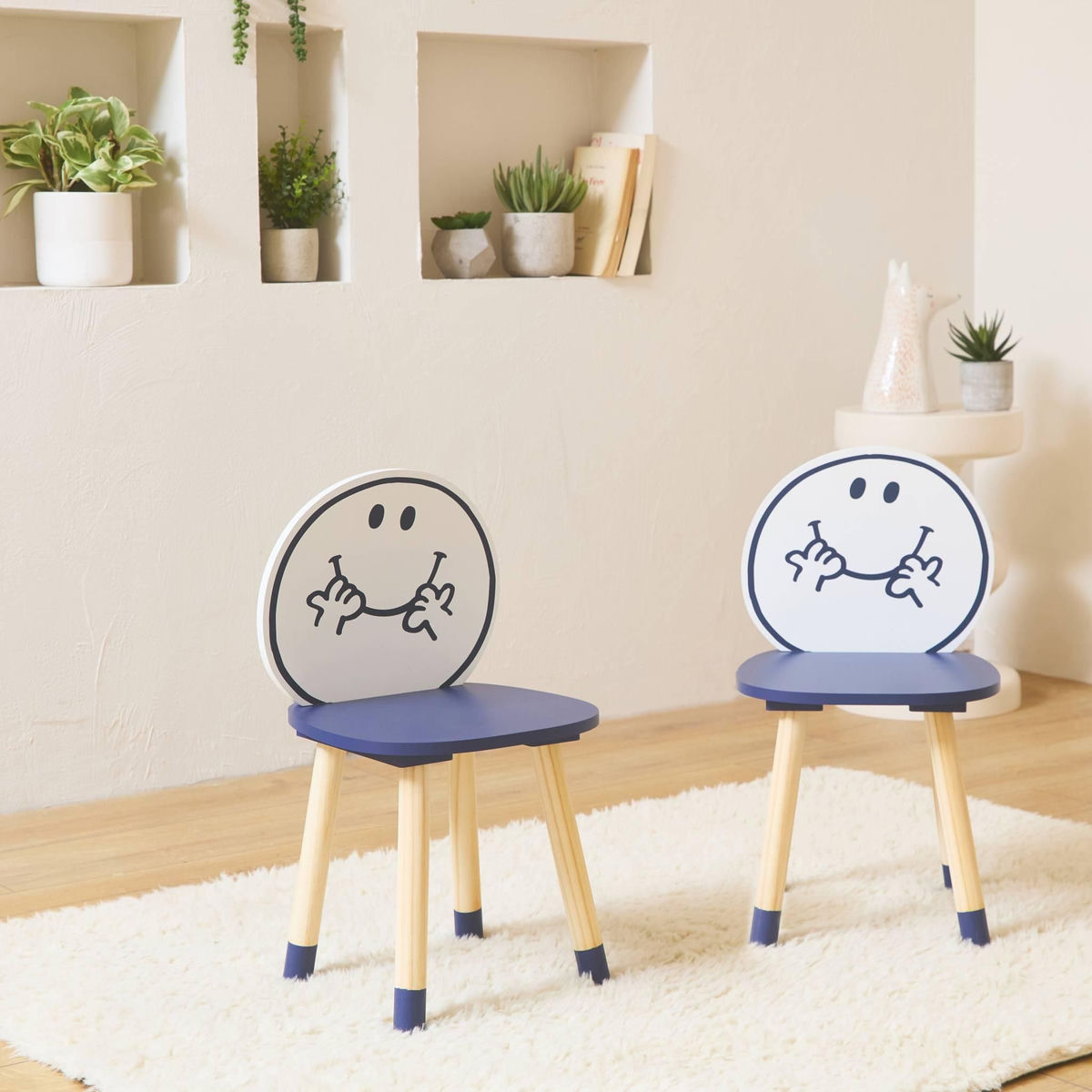 SWEEEK Table pour enfant avec pot à crayon + 2 chaises Madame Princesse + 2 chaises Monsieur Heureux