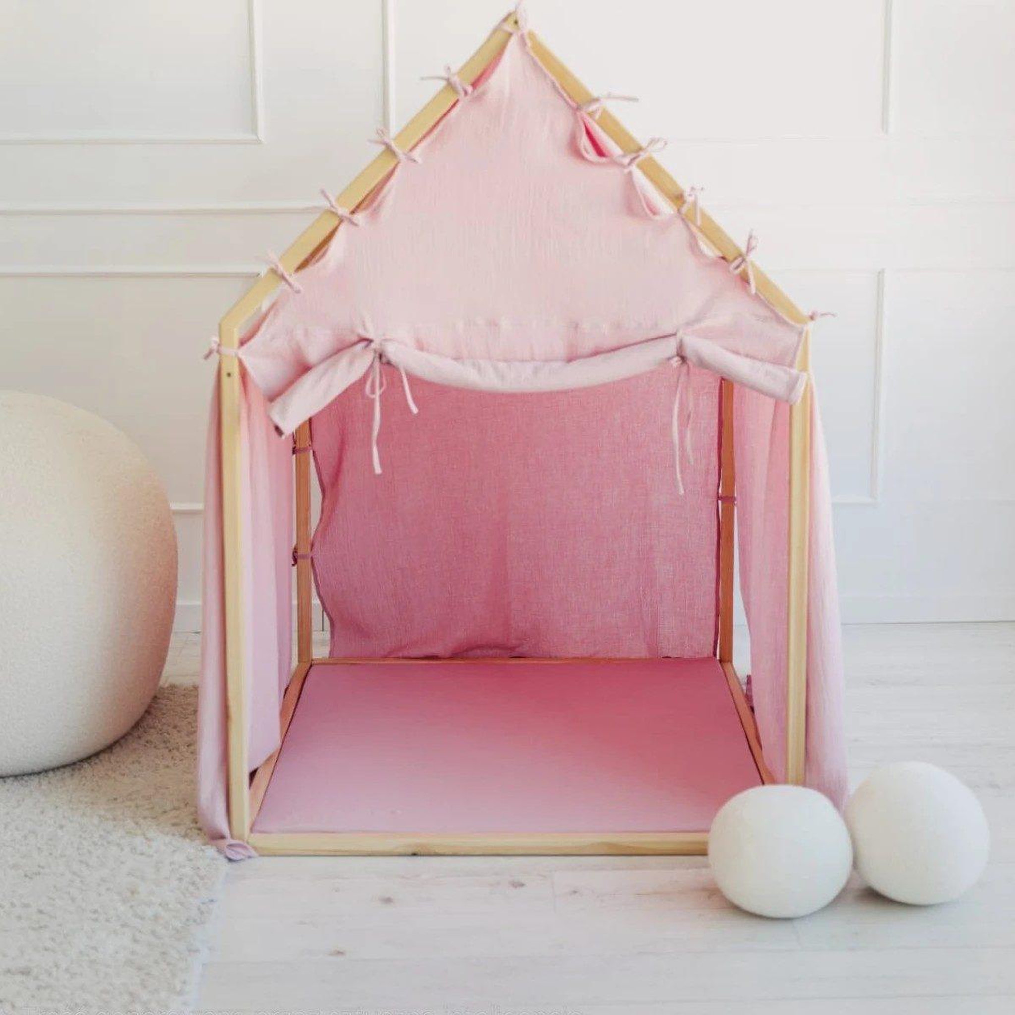MONIO FOR KIDS Cabane de jeu en bois et mousseline 106 x 106 x 150 cm, store enroulable — Rose
