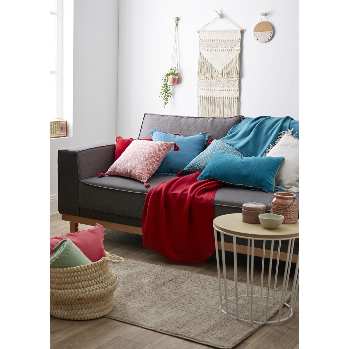 Coussin en coton motifs fleurs avec pompons