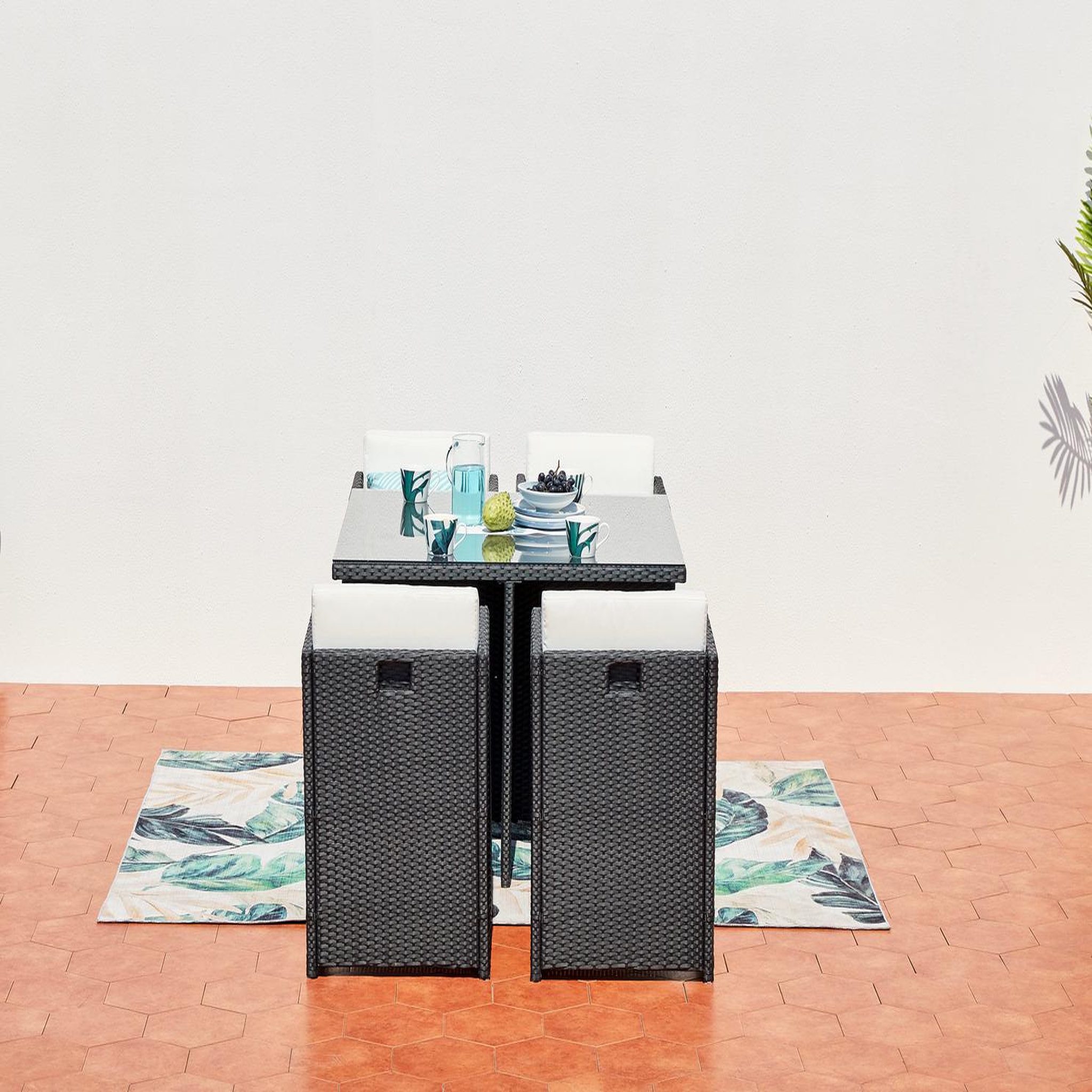 Voir la diapositive 4 : CONCEPT USINE Table et chaises 4 places encastrables en résine noir-blanc miami