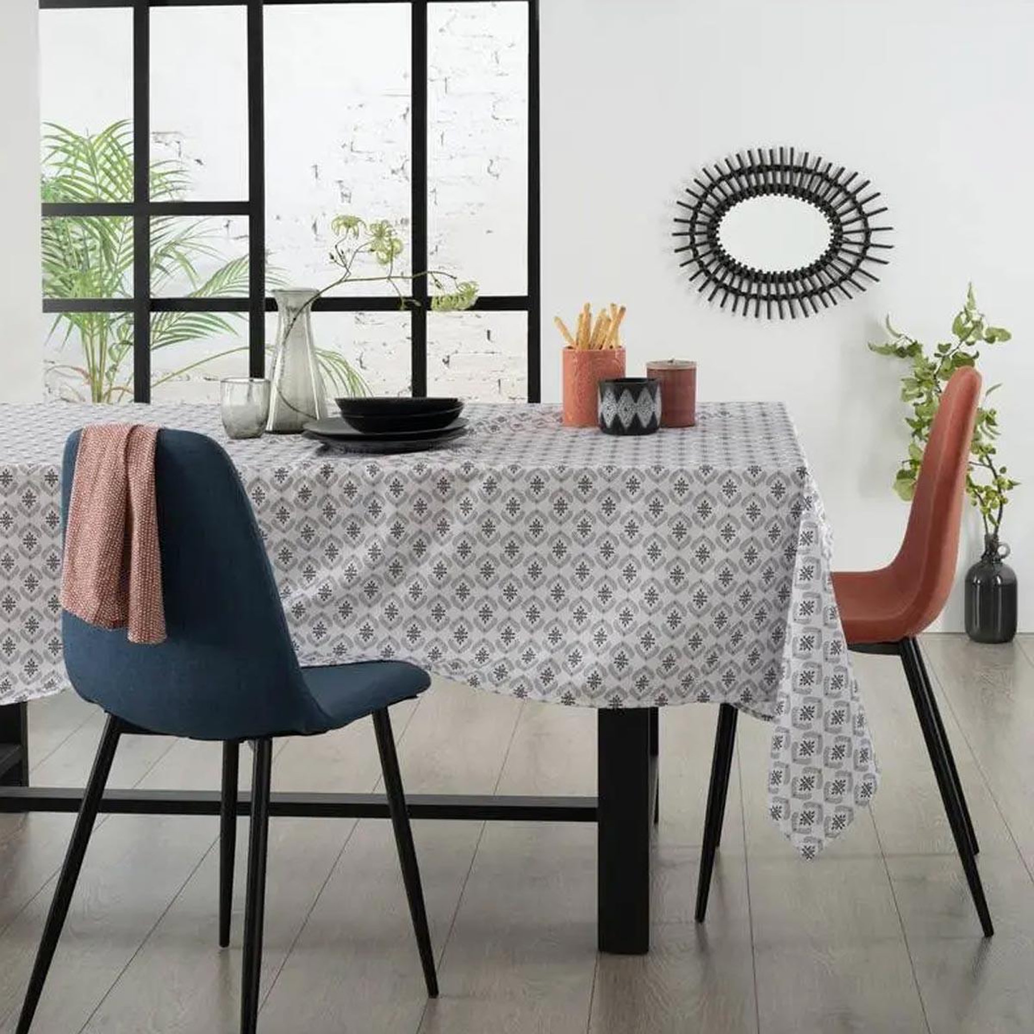 Voir la diapositive 2 : ATMOSPHERA Nappe antitache à motifs  hindi  140x240cm gris