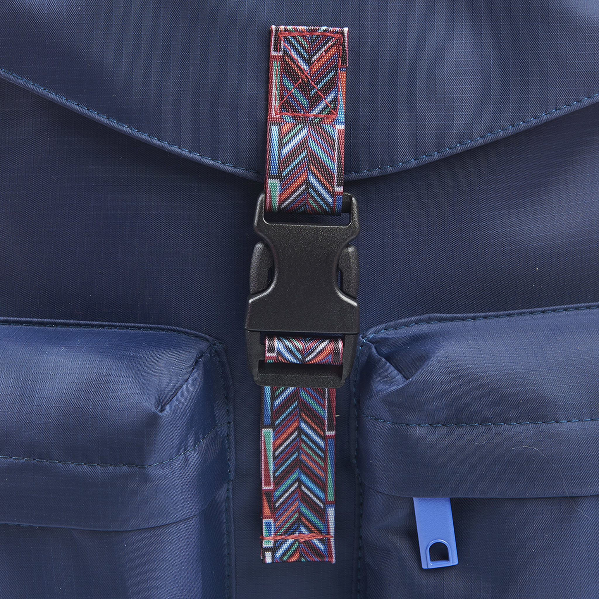 Voir la diapositive 5 : AUCHAN Sac à dos bleu avec compartiment pour ordinateur Vintage 90S Ethnic