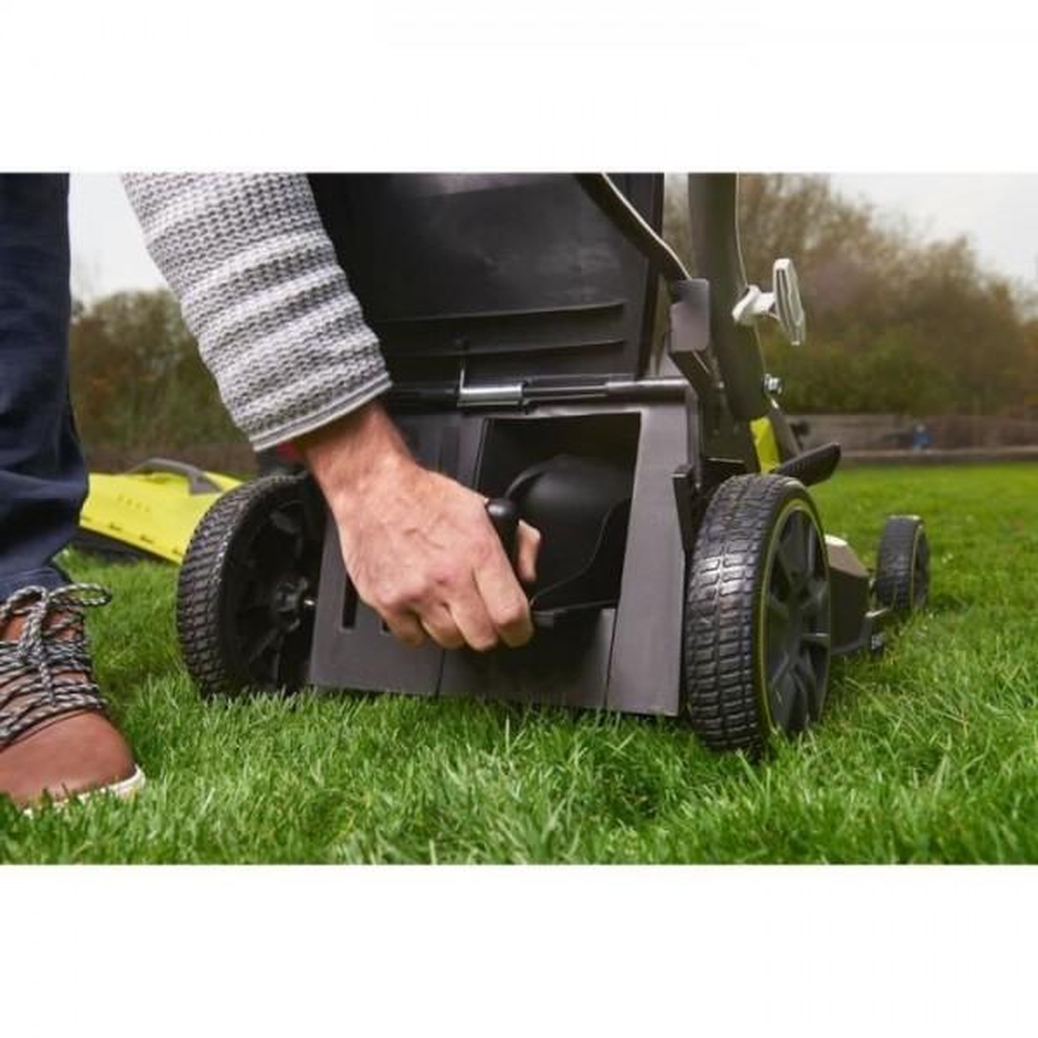 Voir la diapositive 5 : Ryobi Tondeuse a gazon ryobi -   poussée 18v one+ - brushless - ø coupe 37 cm - ramassage et mulching + batterie 5,0 ah & chargeur - ry18lmx37