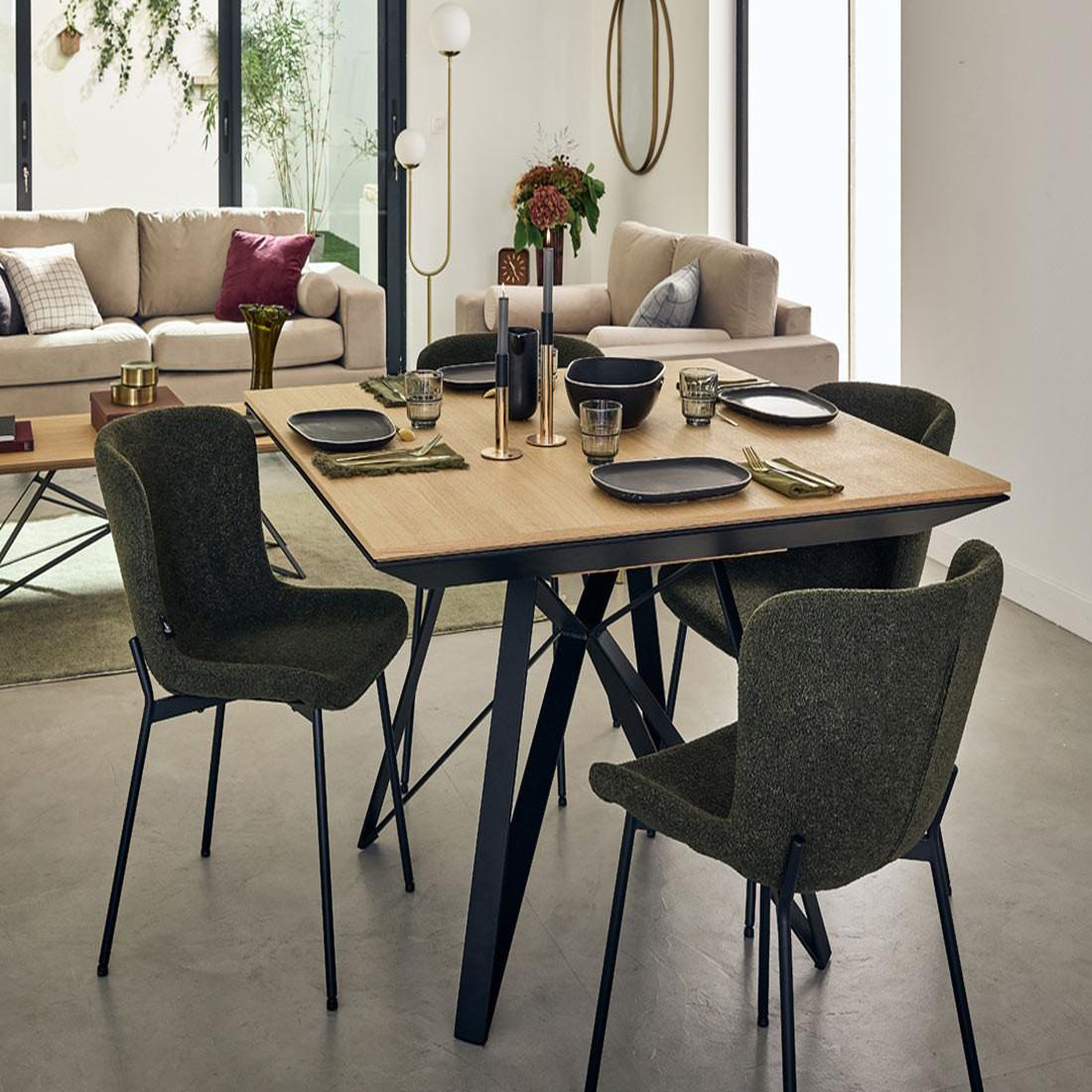 LISA DESIGN Belize - table à manger carrée extensible - effet bois et métal - 4 à 8 personnes. Coloris disponibles : Bicolore