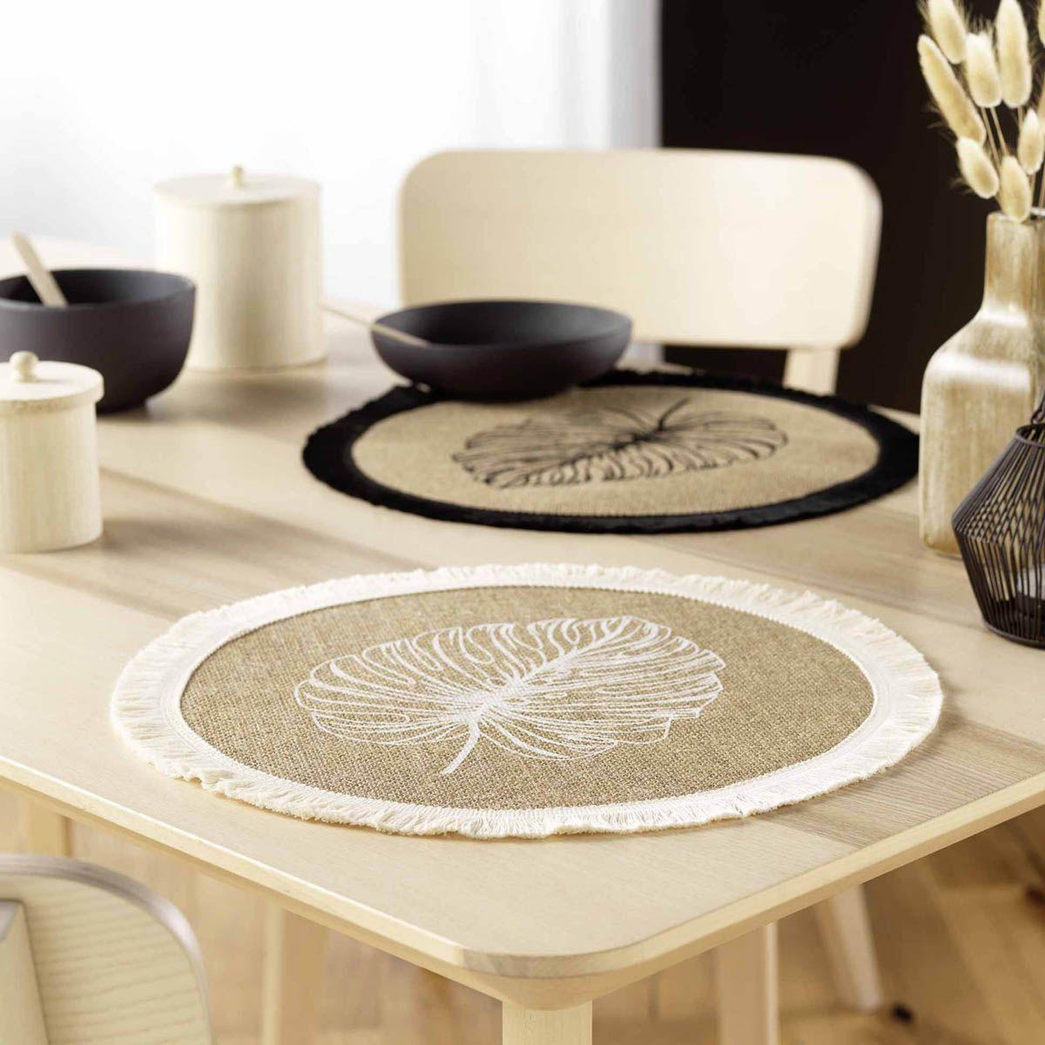 Voir la diapositive 3 : Douceur d'Intérieur Set de table rond en jute  mogador  38cm naturel & noir
