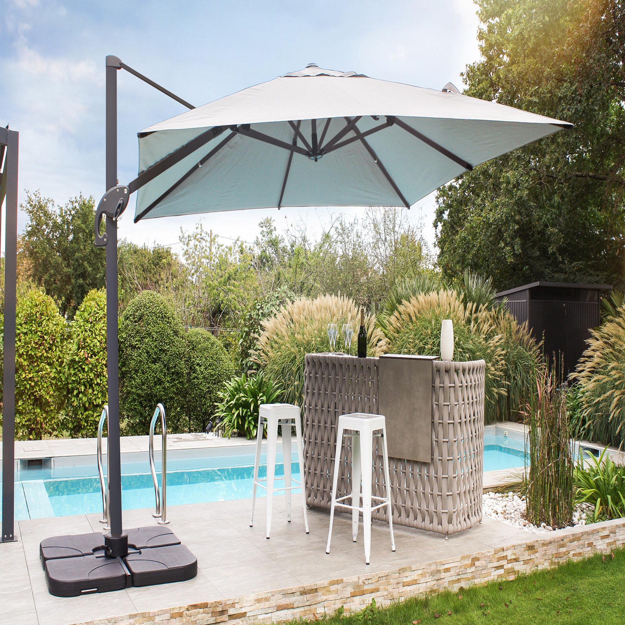 Voir la diapositive 2 : DCB GARDEN Parasol avec pied excentré en acier