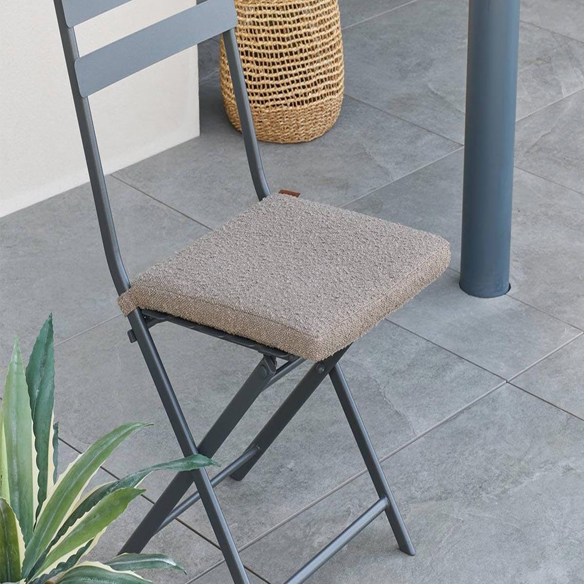 Voir la diapositive 3 : HESPERIDE Galette de chaise Solfia 40 x 40 cm café - Hespéride