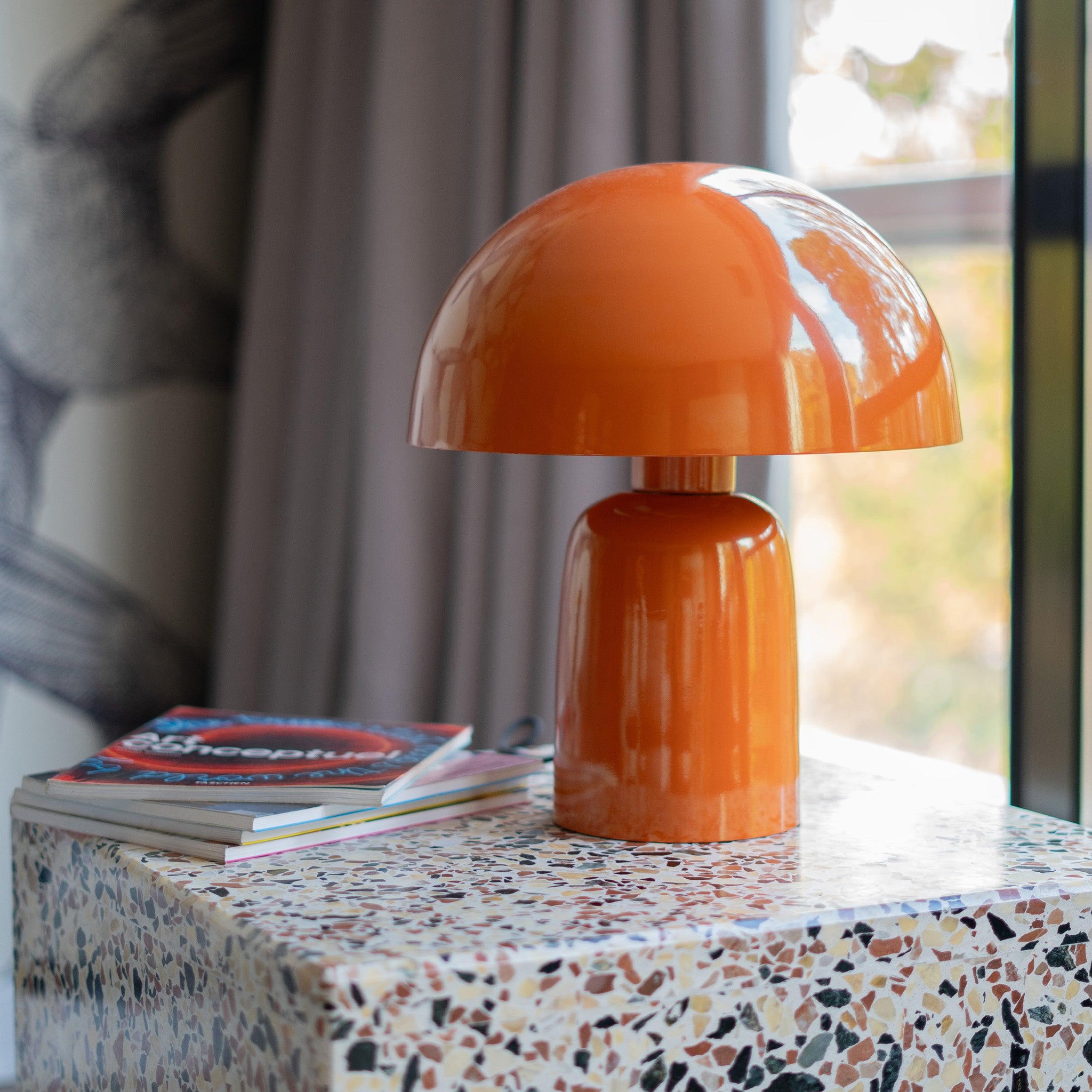 Voir la diapositive 2 : MAISON PAVANE Lampe champignon en métal orange-Clara