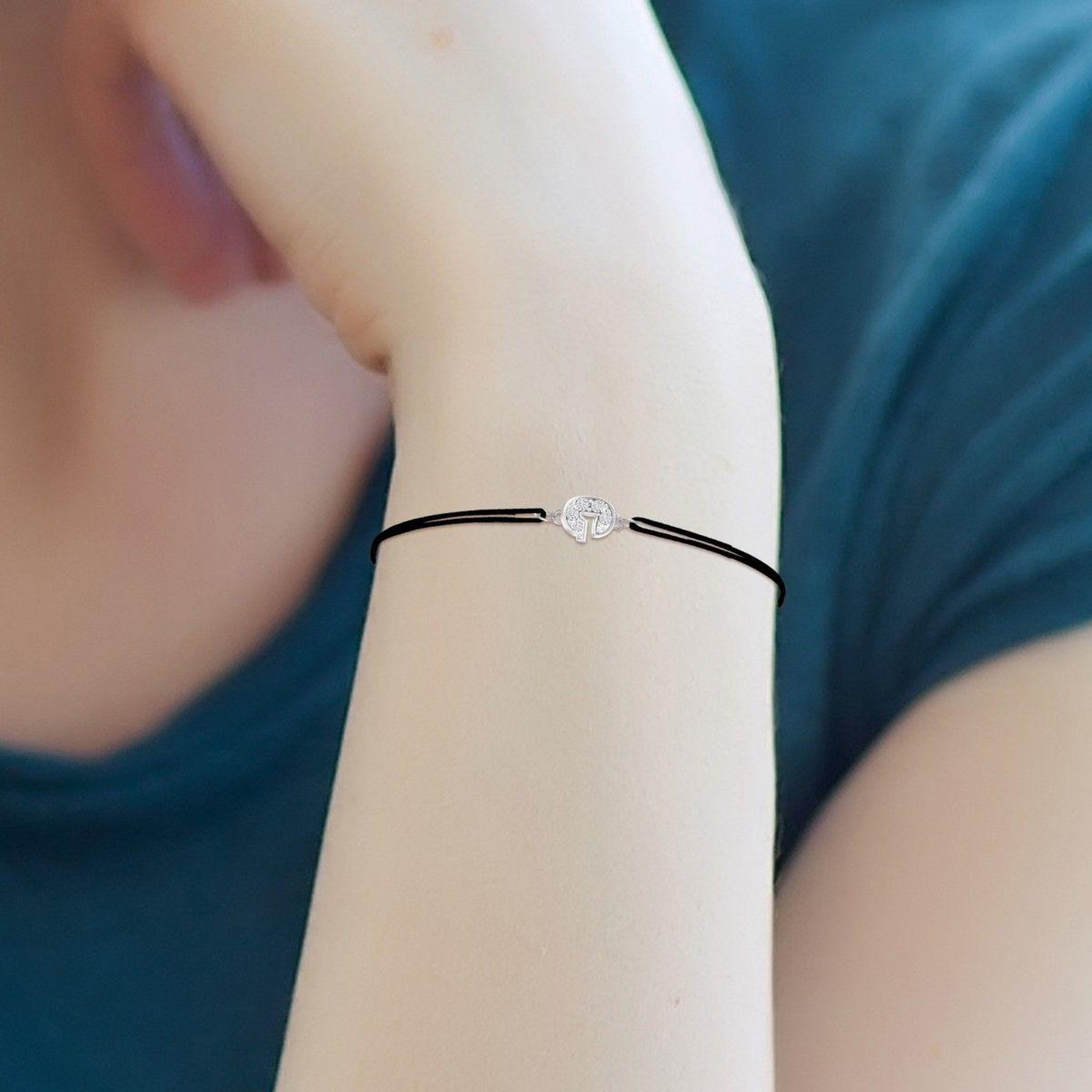 Voir la diapositive 2 : SC CRYSTAL Bracelet lettre G élastique noir SC Crystal orné de Cristaux scintillants