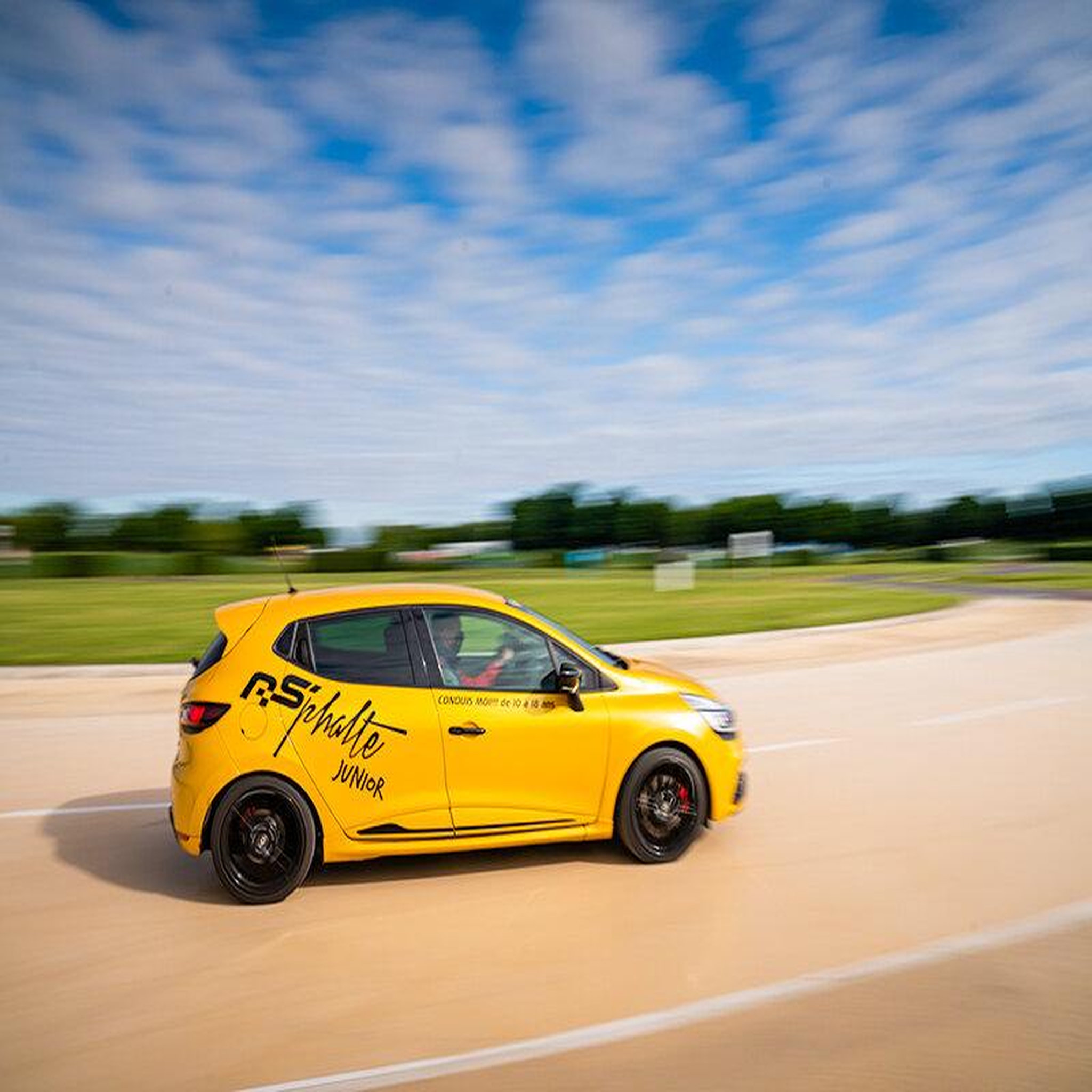 Voir la diapositive 4 : Smartbox Stage d'initiation à la conduite junior : 2 tours de circuit en clio rs pour 1 enfant - coffret cadeau sport & aventure