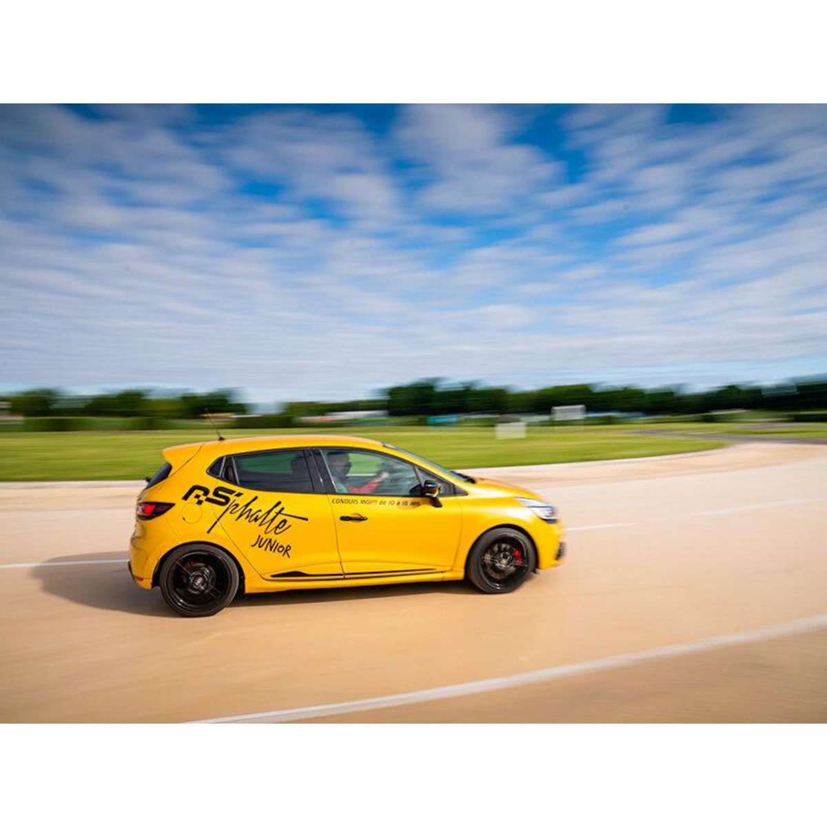 Smartbox Stage d'initiation à la conduite junior : 2 tours de circuit en Clio RS pour 1 enfant - Coffret Cadeau Sport & Aventure