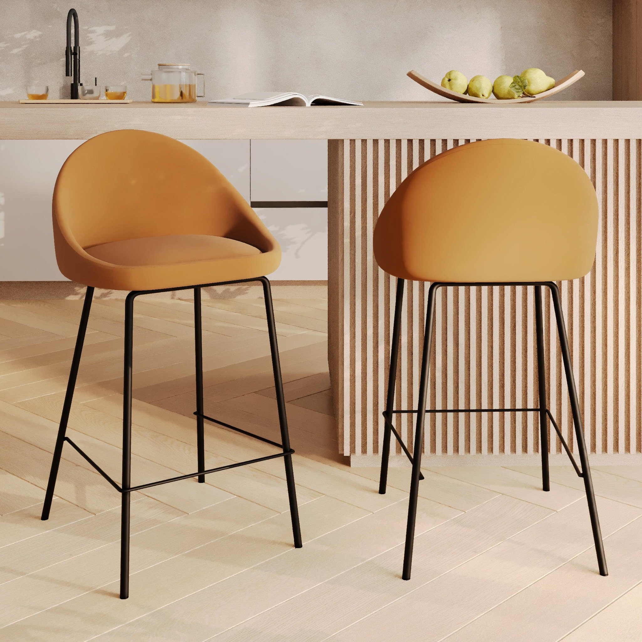 Voir la diapositive 2 : MAISON PAVANE Lot de 2 chaises pour îlot central 65 cm en pu cannelle-misty