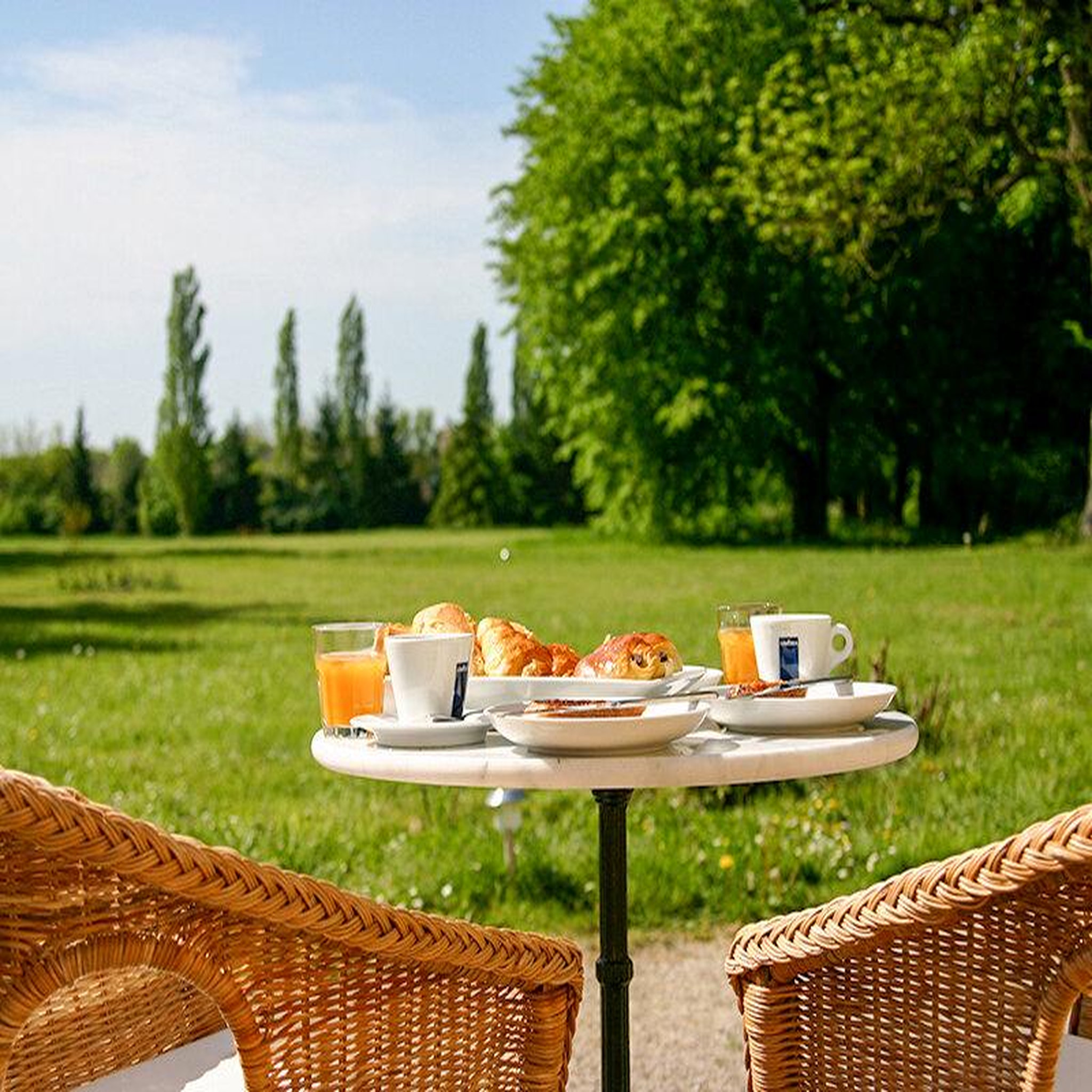 Voir la diapositive 3 : Smartbox 2 jours dans un château avec dîner et vin près de vichy - coffret cadeau séjour