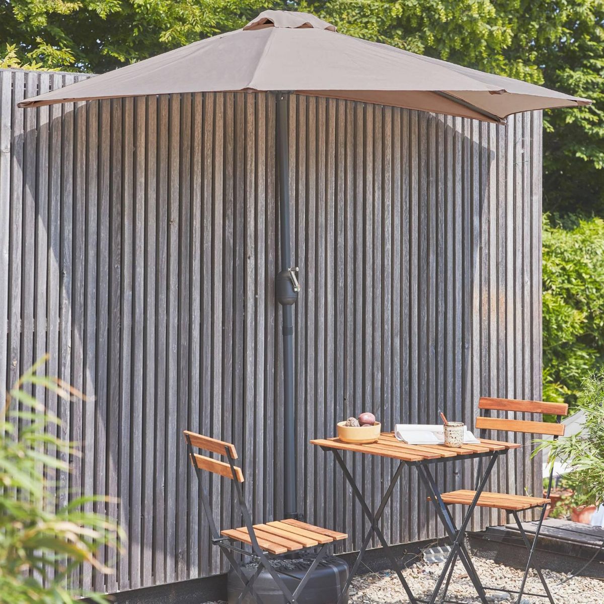 SWEEEK Parasol de balcon Ø250cm  – CALVI – Demi-parasol droit, mât central en aluminium avec manivelle d'ouverture