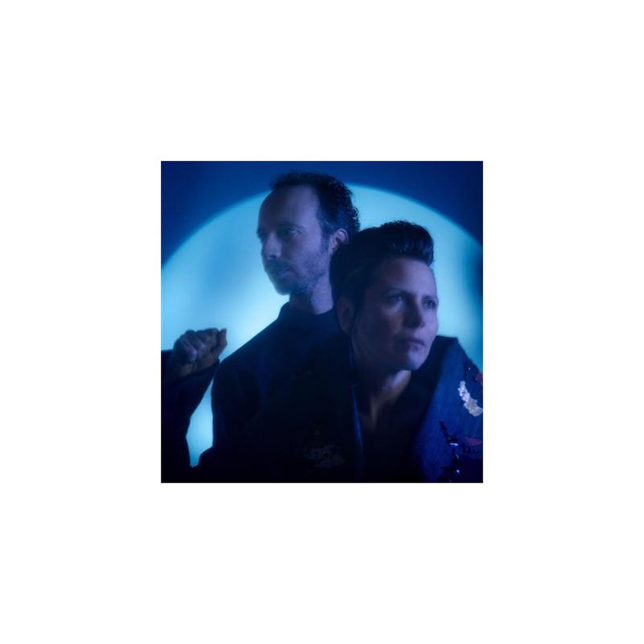 Affiche promotionnelle la promesse tons bleu indigo, visuel cinématographique avec deux personnes