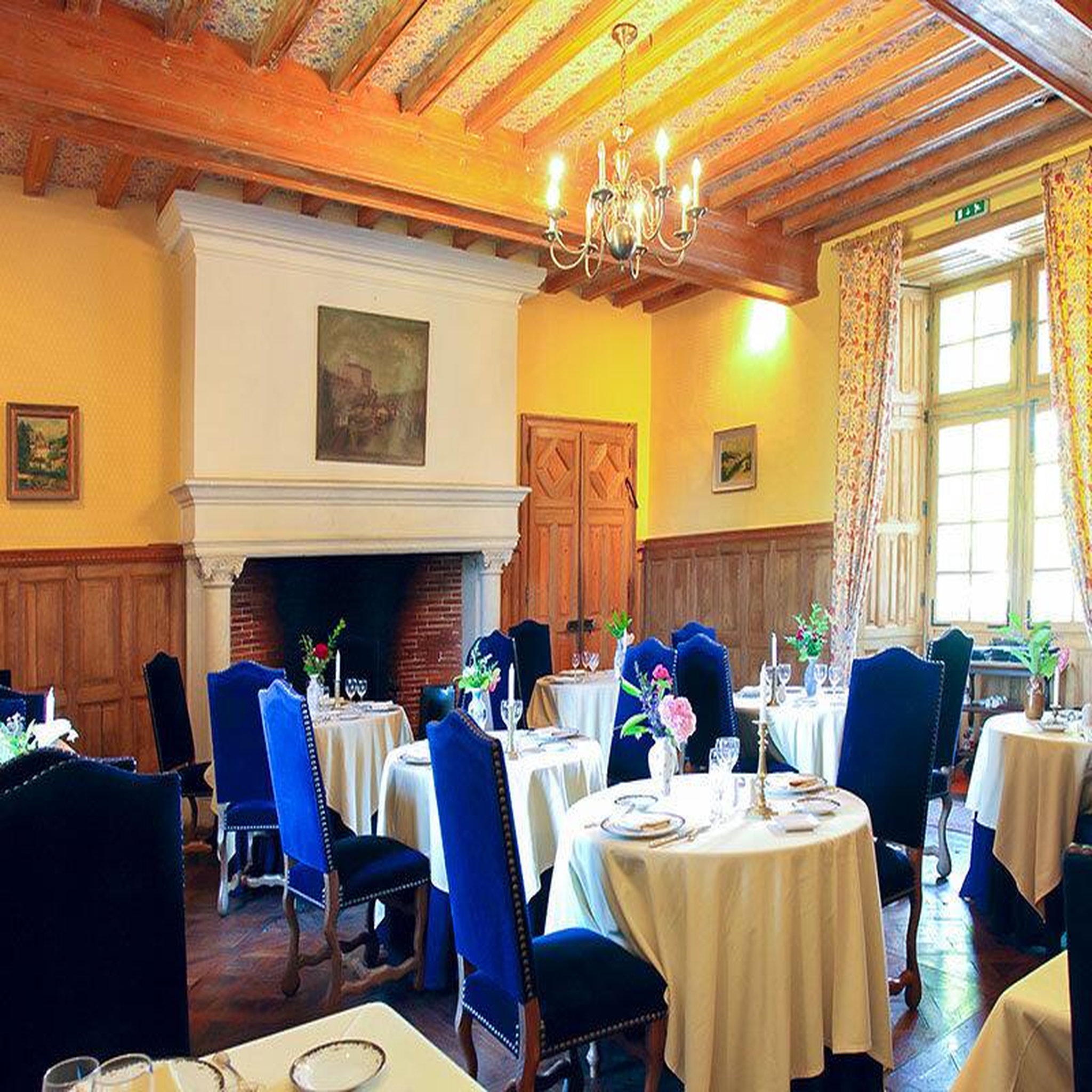 Voir la diapositive 3 : Smartbox Séjour de 3 jours dans un château en chambre supérieure avec dîner près de Périgeux - Coffret Cadeau Séjour