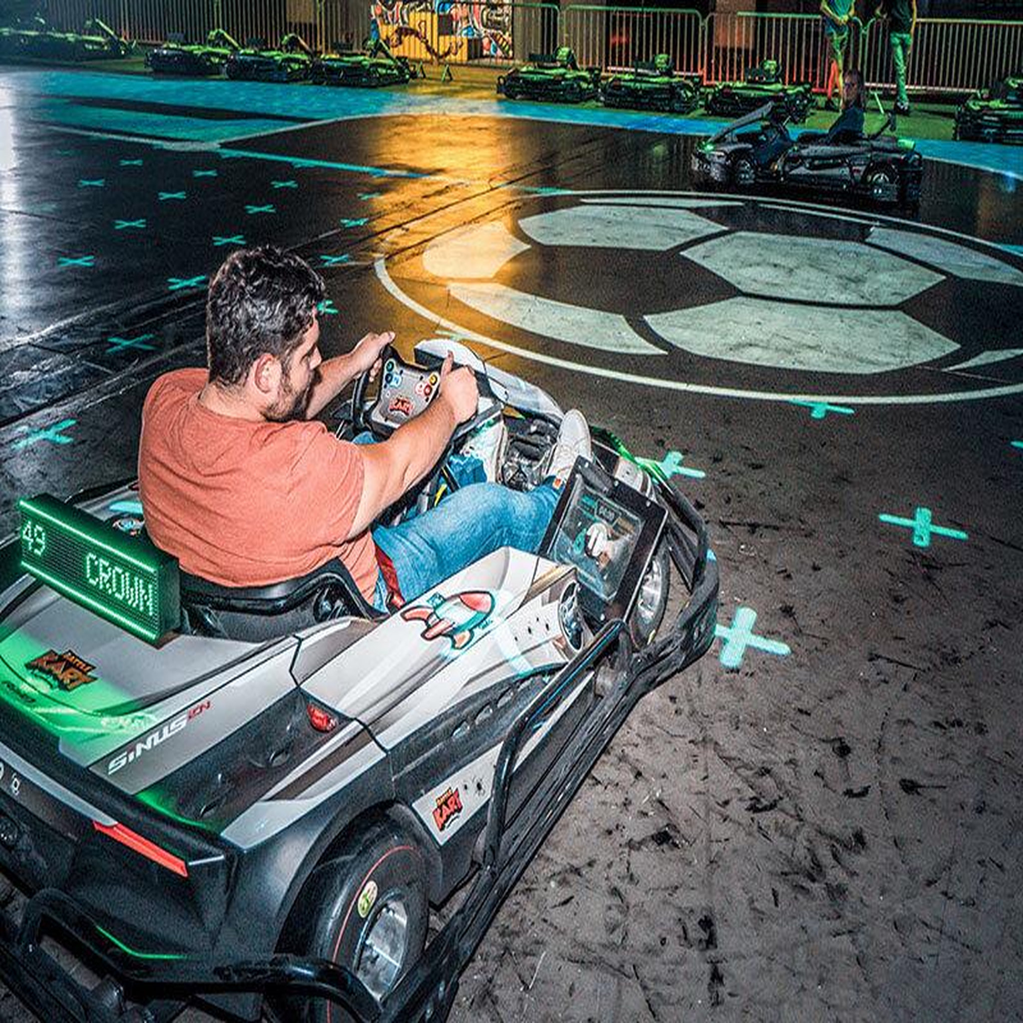 Voir la diapositive 2 : Smartbox 3 sessions de karting intéractif pour 3 personnes près de tours - coffret cadeau sport & aventure