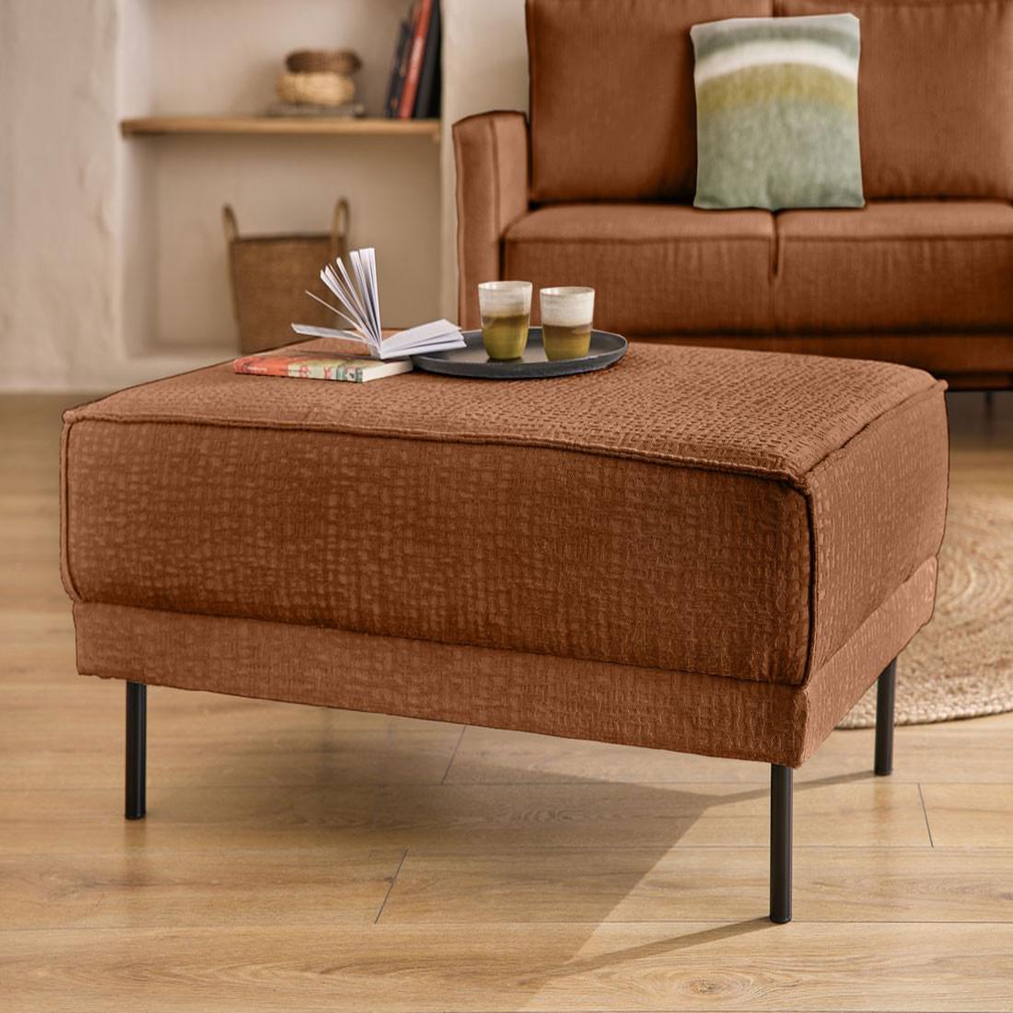 Voir la diapositive 1 : LISA DESIGN Charlie - pouf - pieds hauts - en tissu velours relief