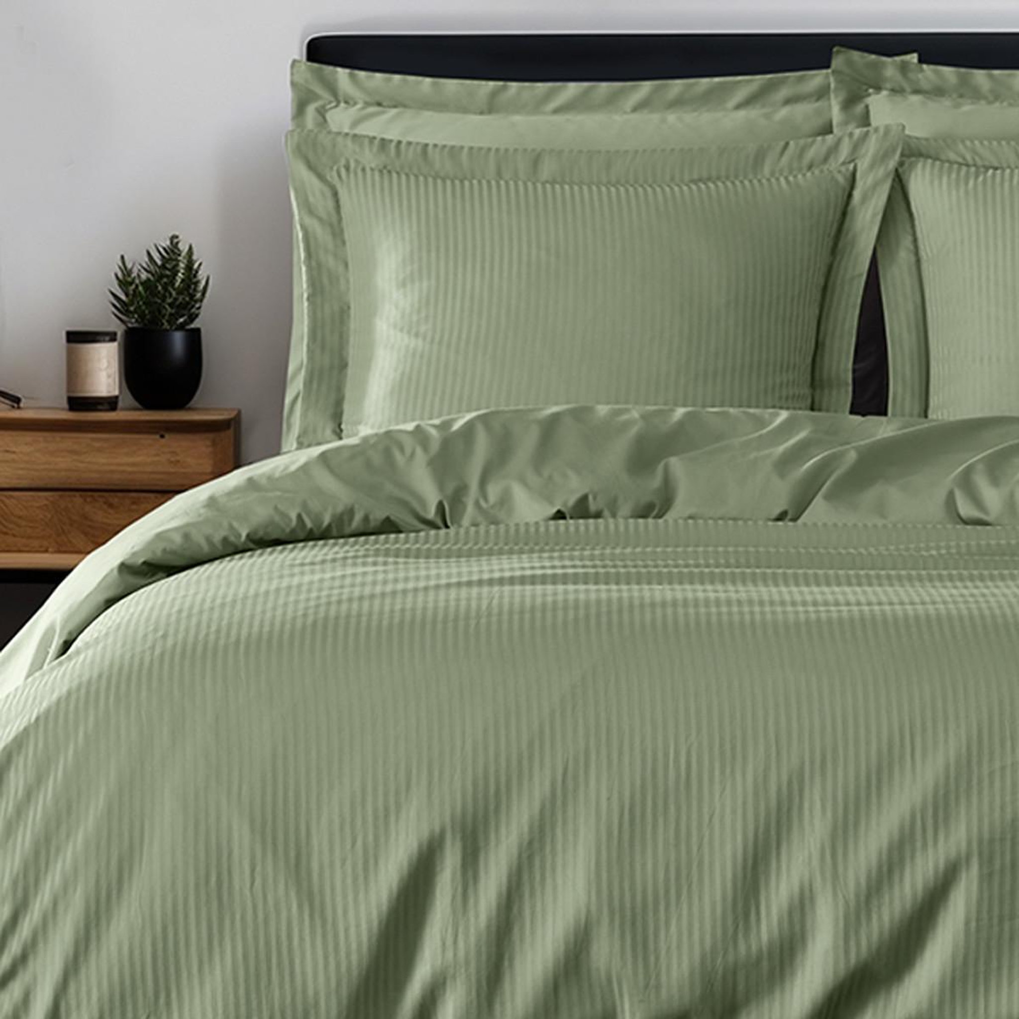 Sensei Maison Housse de couette rayée réversible satin de coton VERSALUXE. Coloris disponibles : Blanc, Gris, Marron, Bleu
