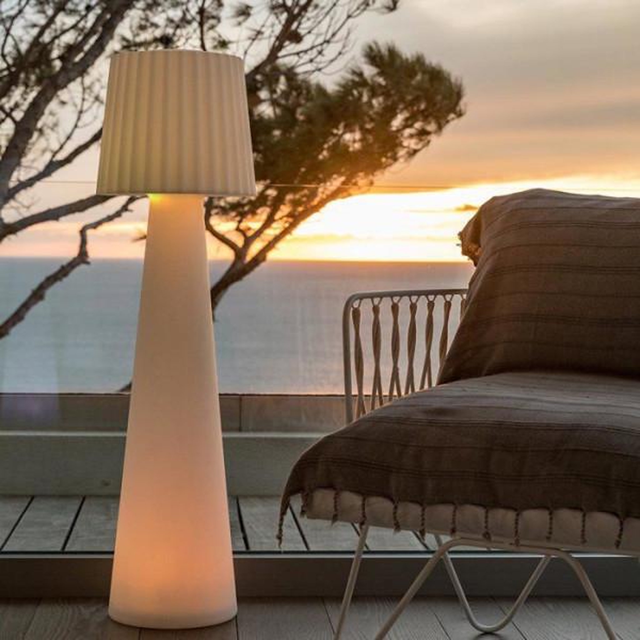 Voir la diapositive 4 : Lumisky Lampadaire extérieur sans fil - LUMISKY - LADY C110 - LED multicolore dimmable - Abat-jour ondulé - Télécommande - H110 cm