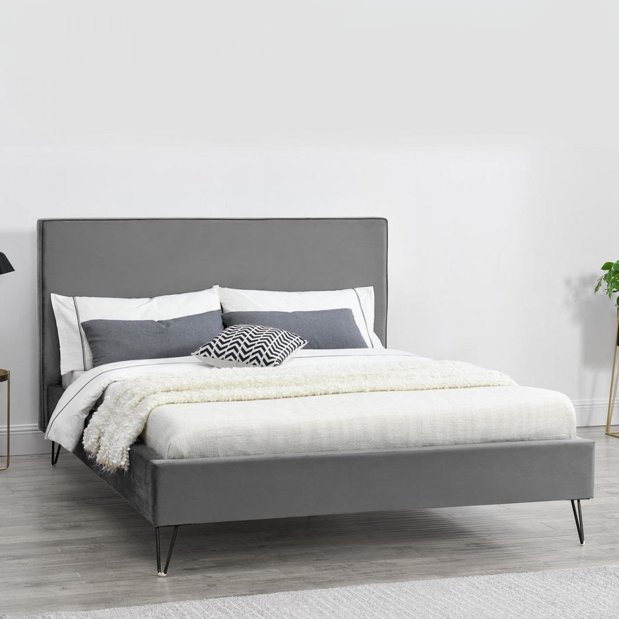 Voir la diapositive 2 : CONCEPT USINE Lit 140 x 190 cm en velours gris et noir riverside