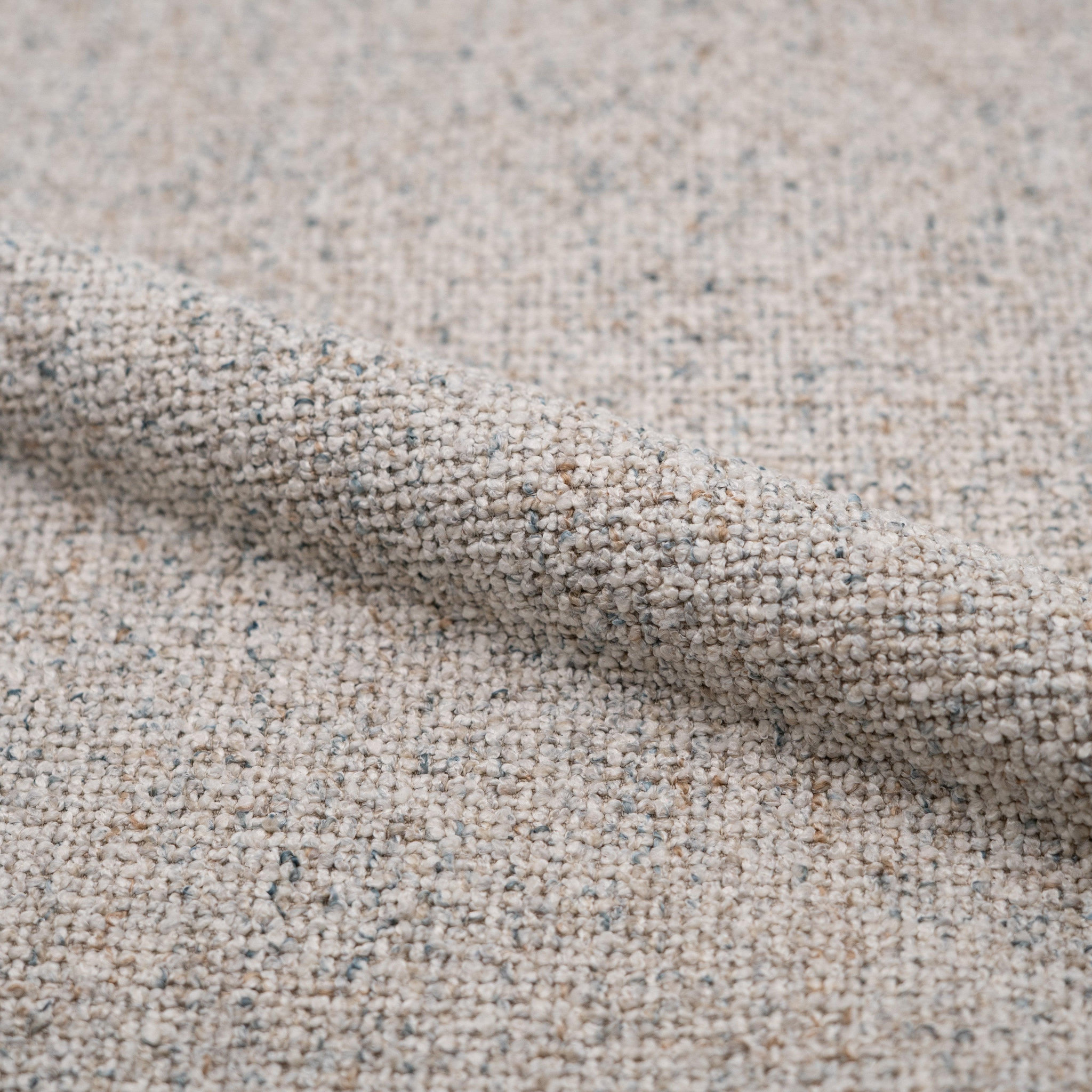 Voir la diapositive 3 : MAISON PAVANE Lot de 2 chaises en tissu beige chiné-adèle