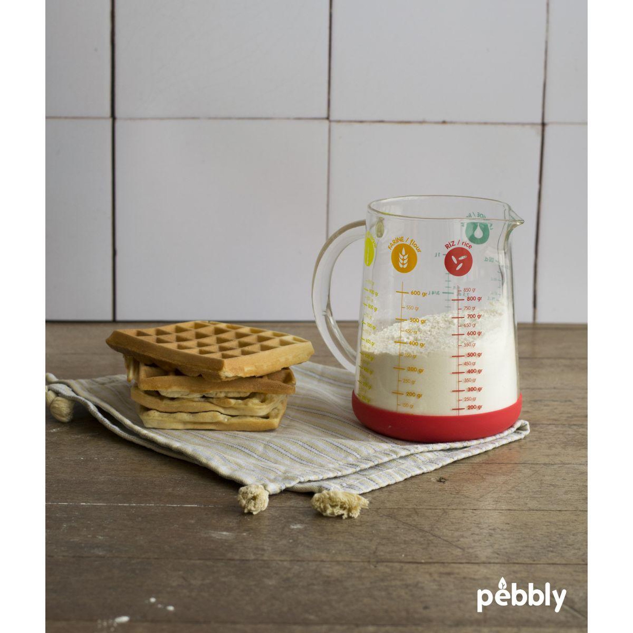 Voir la diapositive 2 : PEBBLY Verre doseur en verre avec base silicone 1L - rouge