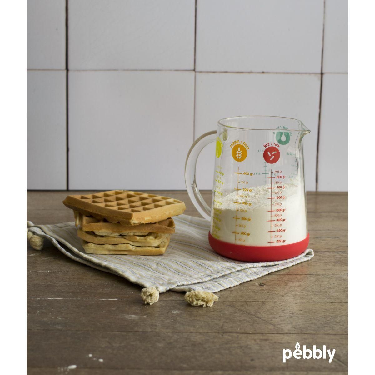 PEBBLY Verre doseur en verre avec base silicone 1L - rouge