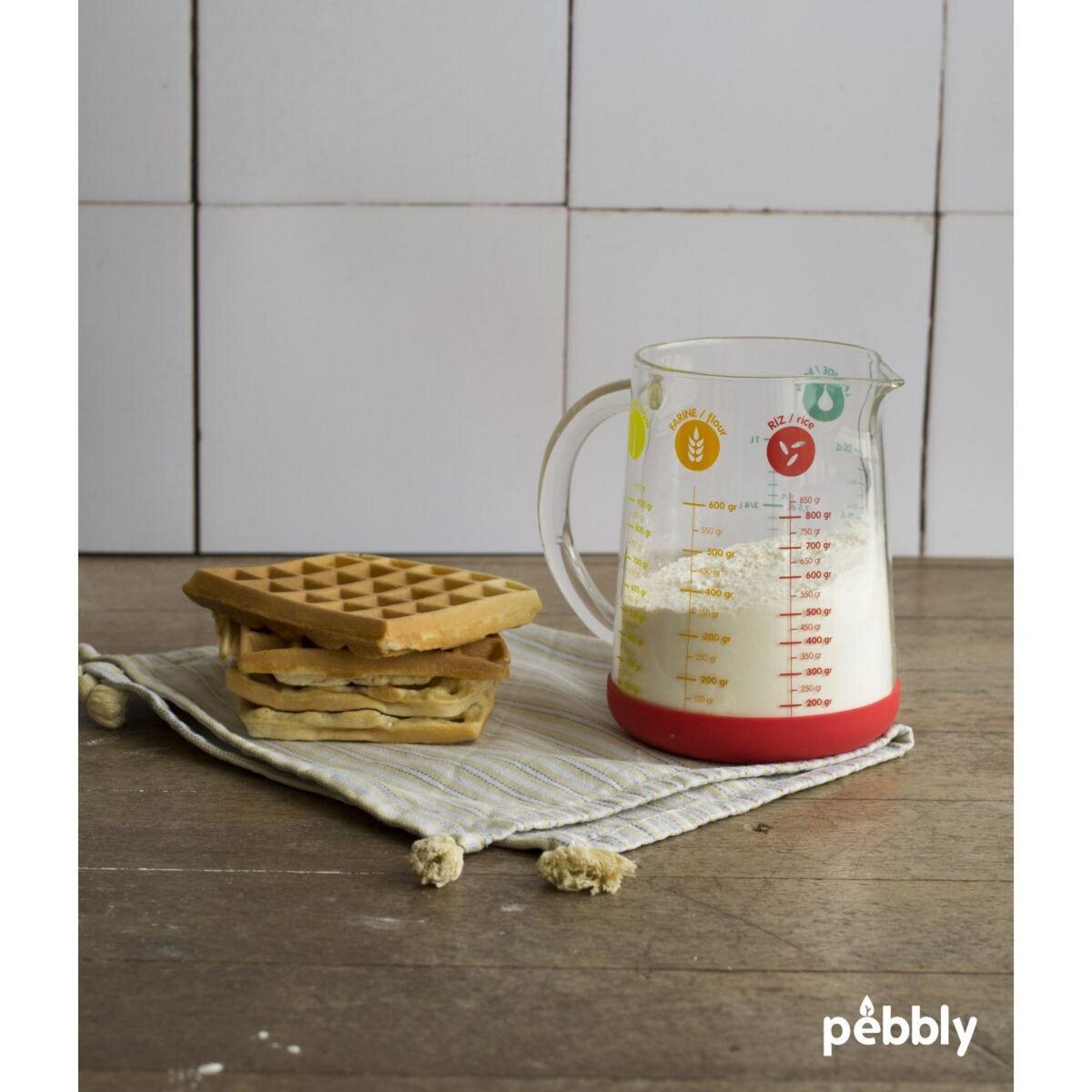 PEBBLY Verre doseur en verre avec base silicone 1L - rouge