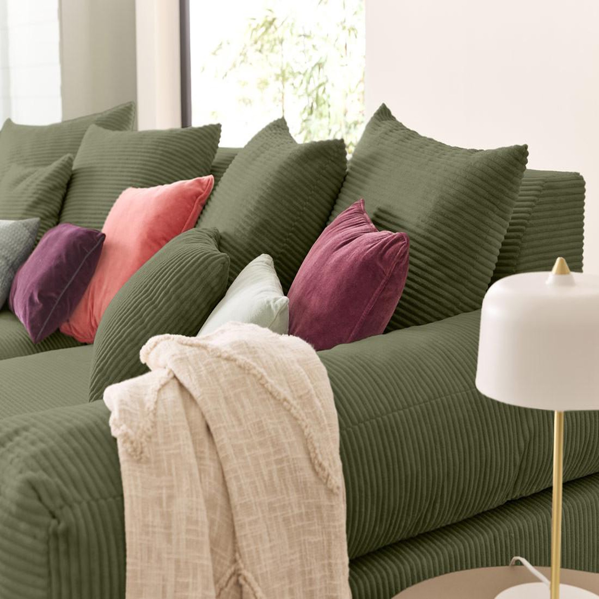 Voir la diapositive 3 : LISA DESIGN Aspen - canapé 4 places - assise profonde - velours côtelé