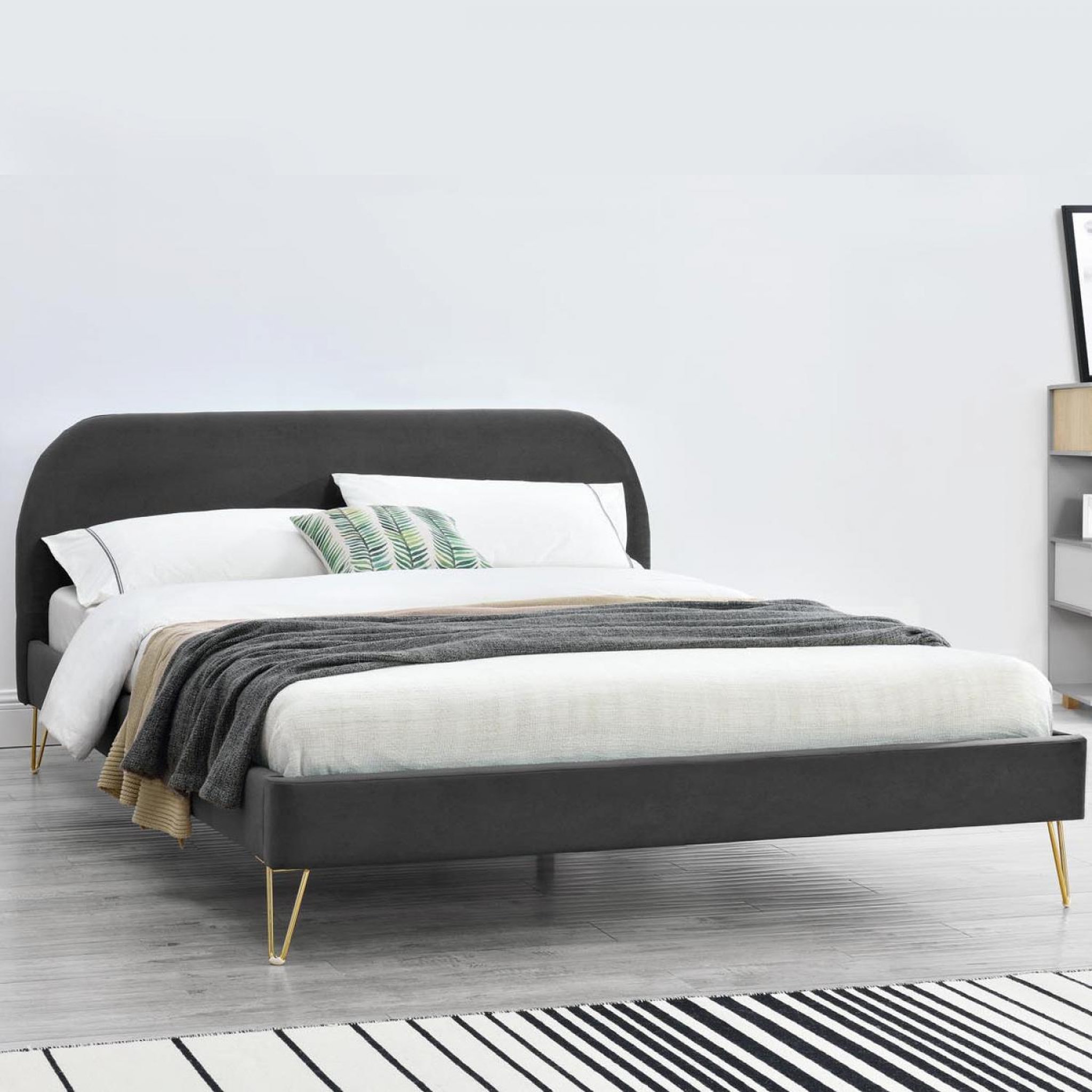 Voir la diapositive 2 : CONCEPT USINE Lit 140 x 190 cm en velours et laiton gris phoenix