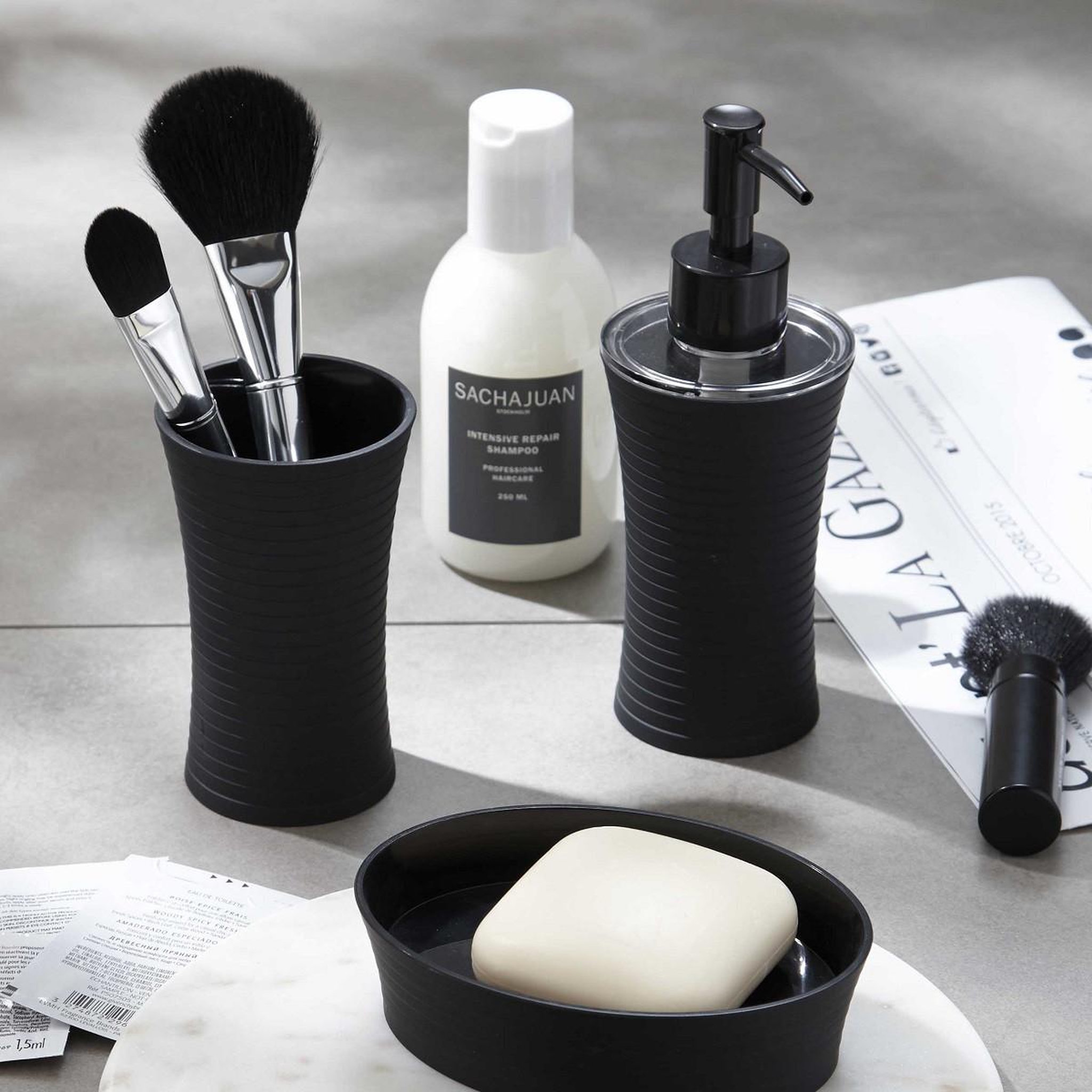 Voir la diapositive 3 : GUY LEVASSEUR Distributeur de savon en polystyrène DESIGN