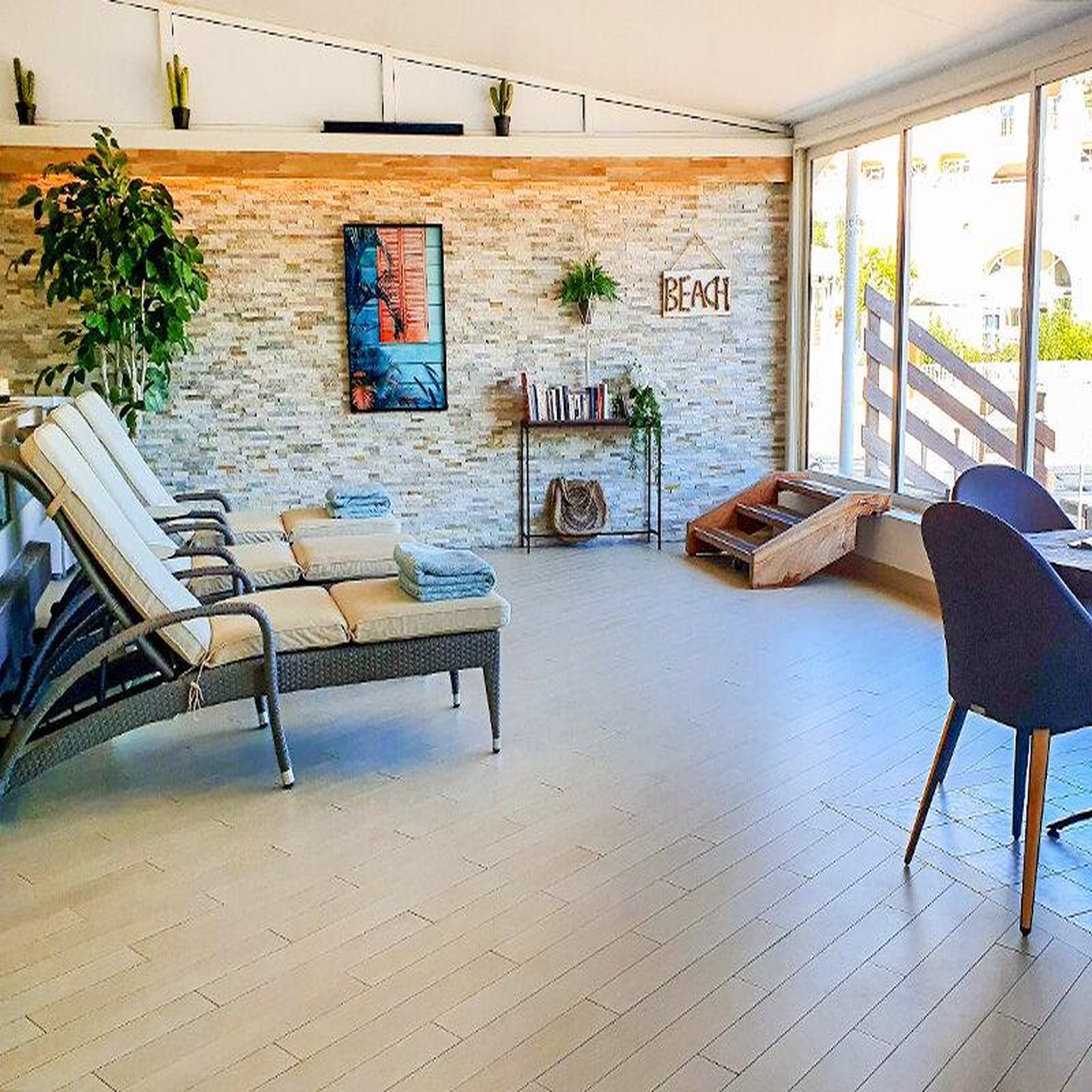 Voir la diapositive 3 : Smartbox Parenthèse détente près de fréjus avec soins, accès à la piscine et séance de hammam - coffret cadeau bien-être