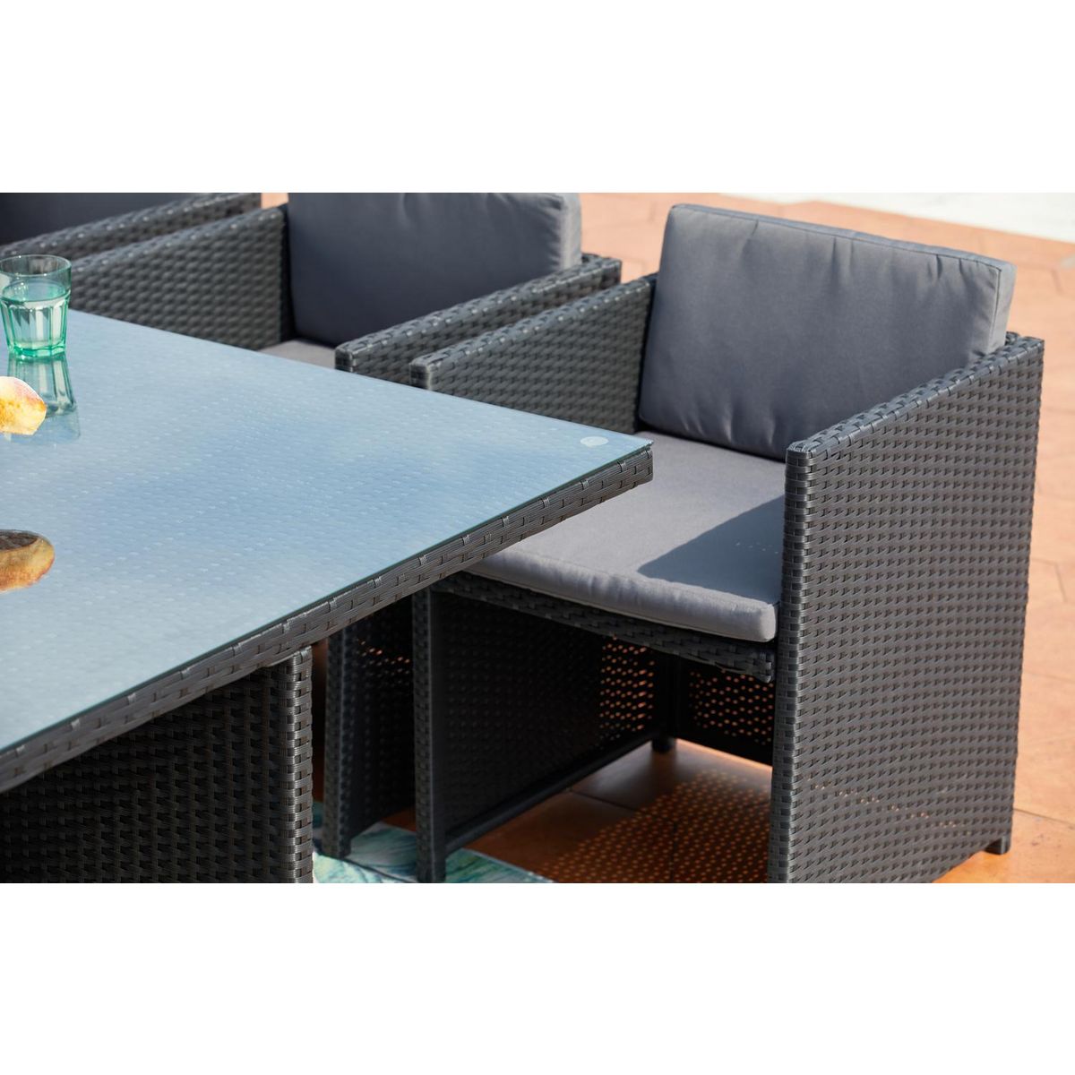 CONCEPT USINE Table et chaises 10 places encastrables en résine noir-gris MIAMI