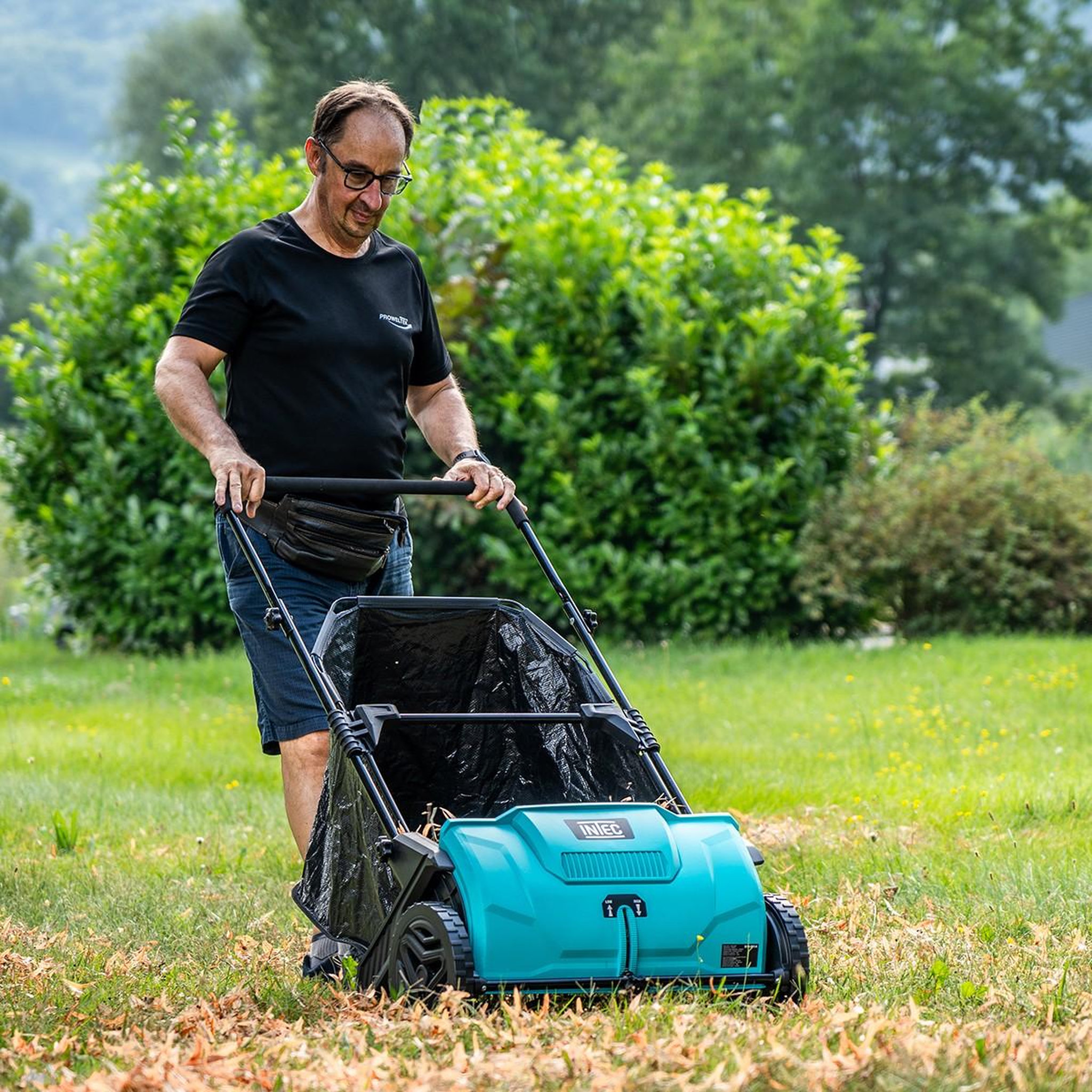 Voir la diapositive 3 : INTEC Balayeuse à gazon ramasse feuilles brosse rotative renforcées larg 53cm reglable grand bac 100l intec