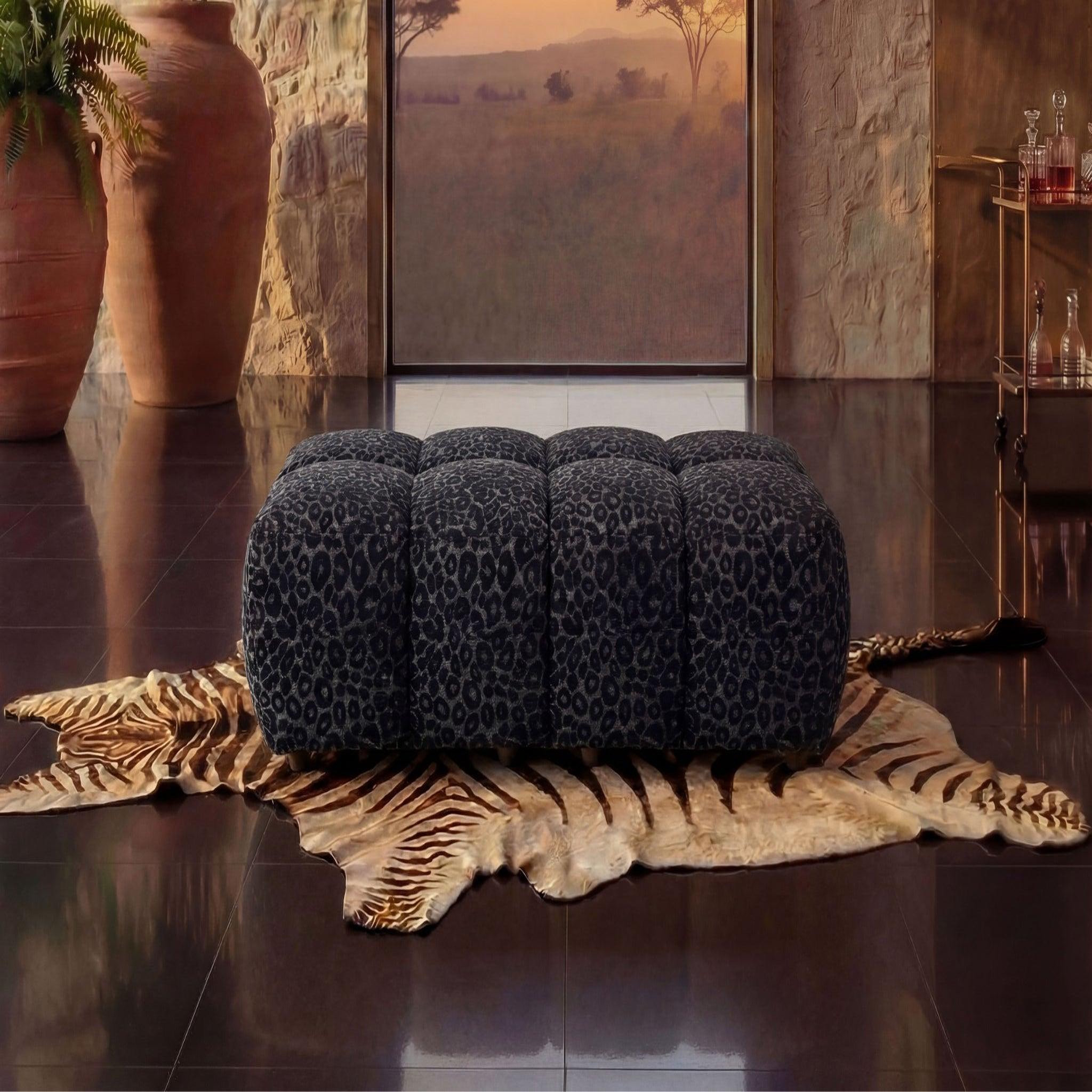 Voir la diapositive 3 : CASANOVA PARIS Alexia - pouf en tissu imprimé animalier 120x60x40