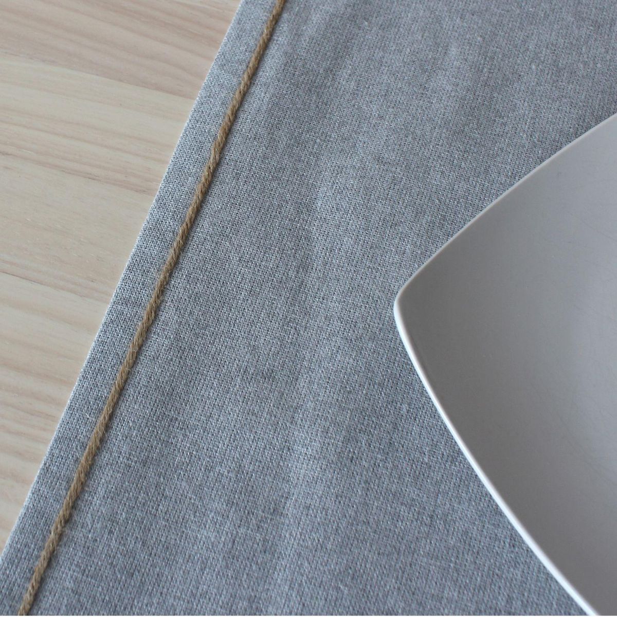 TOILINUX Chemin de table avec bordure jute LINA