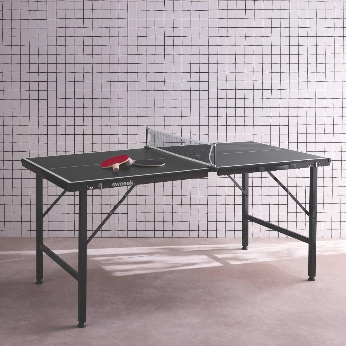 SWEEEK Mini table de ping pong pliable 150x75cm INDOOR, avec 4 raquettes et 6 balles, pour utilisation intérieure